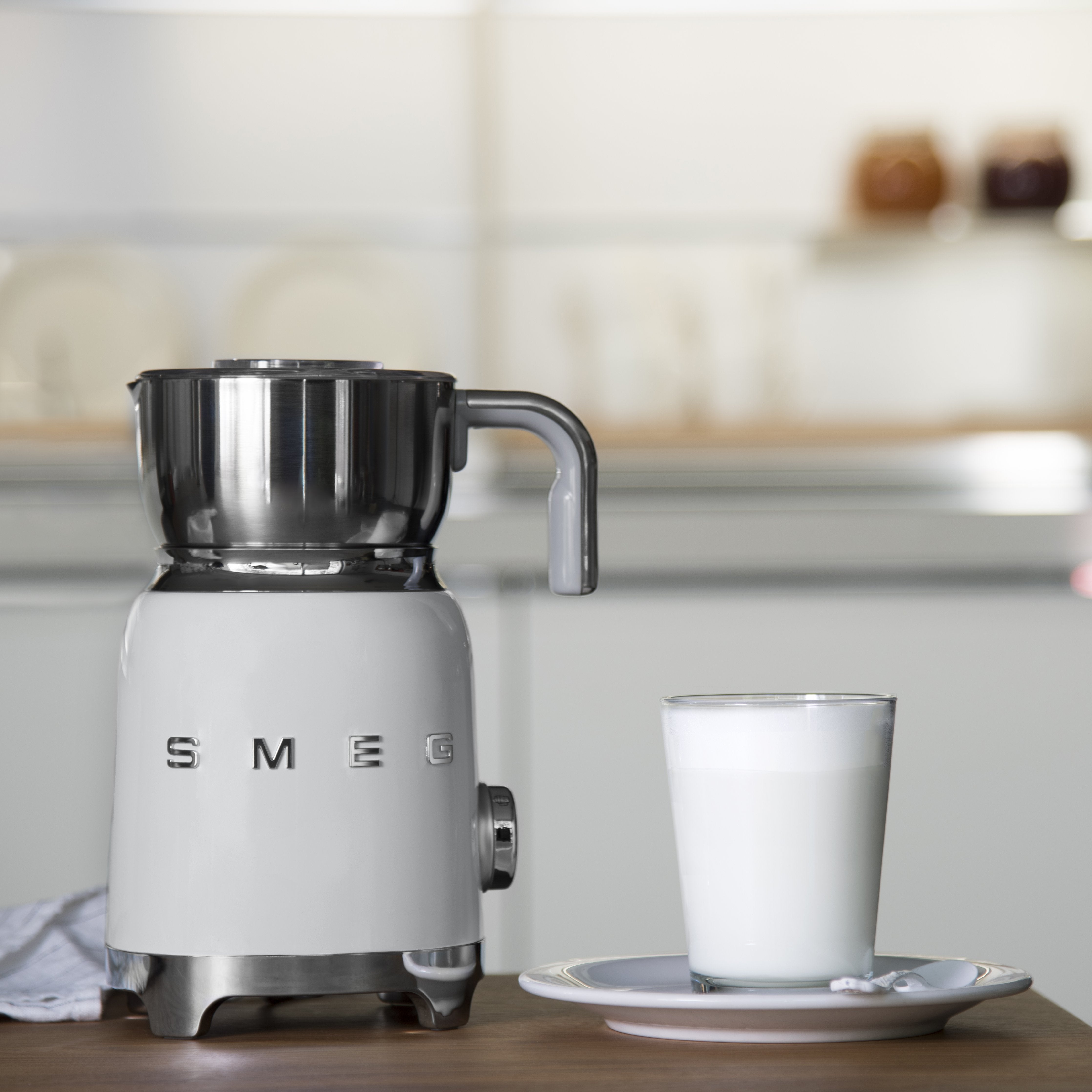 EAN 8017709316136 - Smeg MFF11WHEU espumador o calentador de leche Calentador/espumador de leche automático Blanco imagen 8