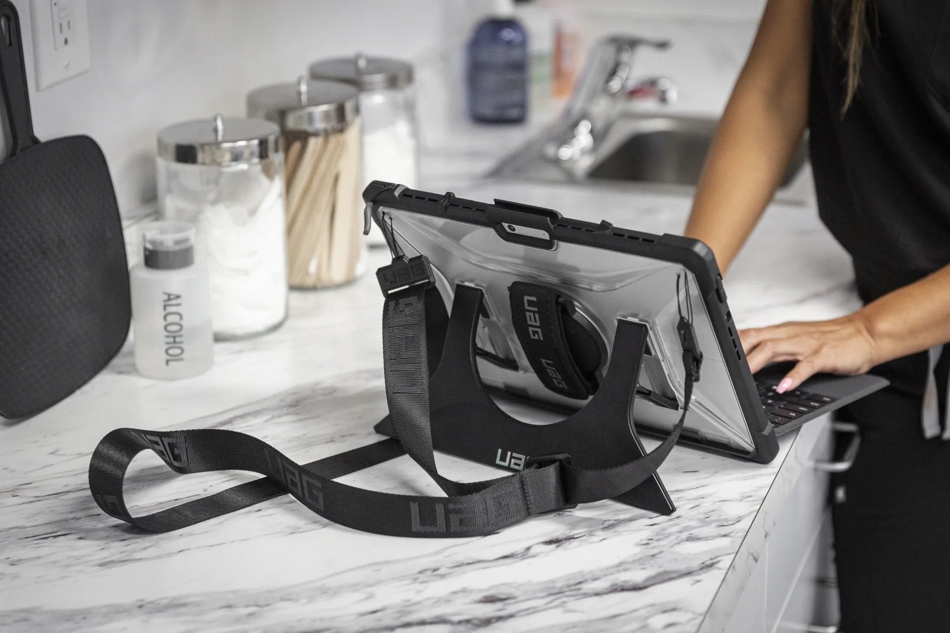 EAN 0854332007905 - Urban Armor Gear B-SHLDSTRP-BK accesorio para funda de tableta Correa Negro imagen 6