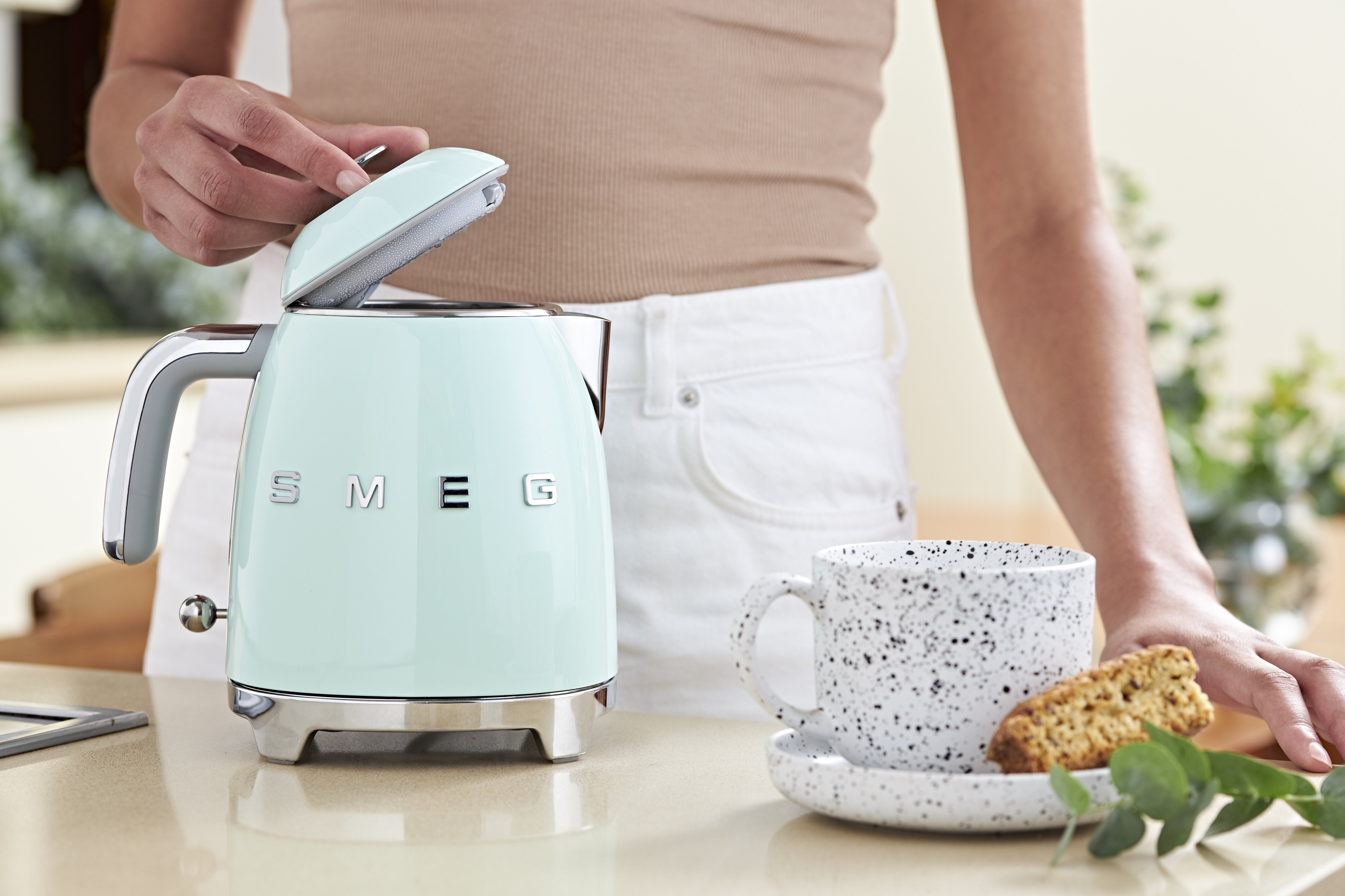 EAN 8017709302207 - Smeg KLF05PGEU tetera eléctrica 0,8 L 1400 W Verde imagen 16