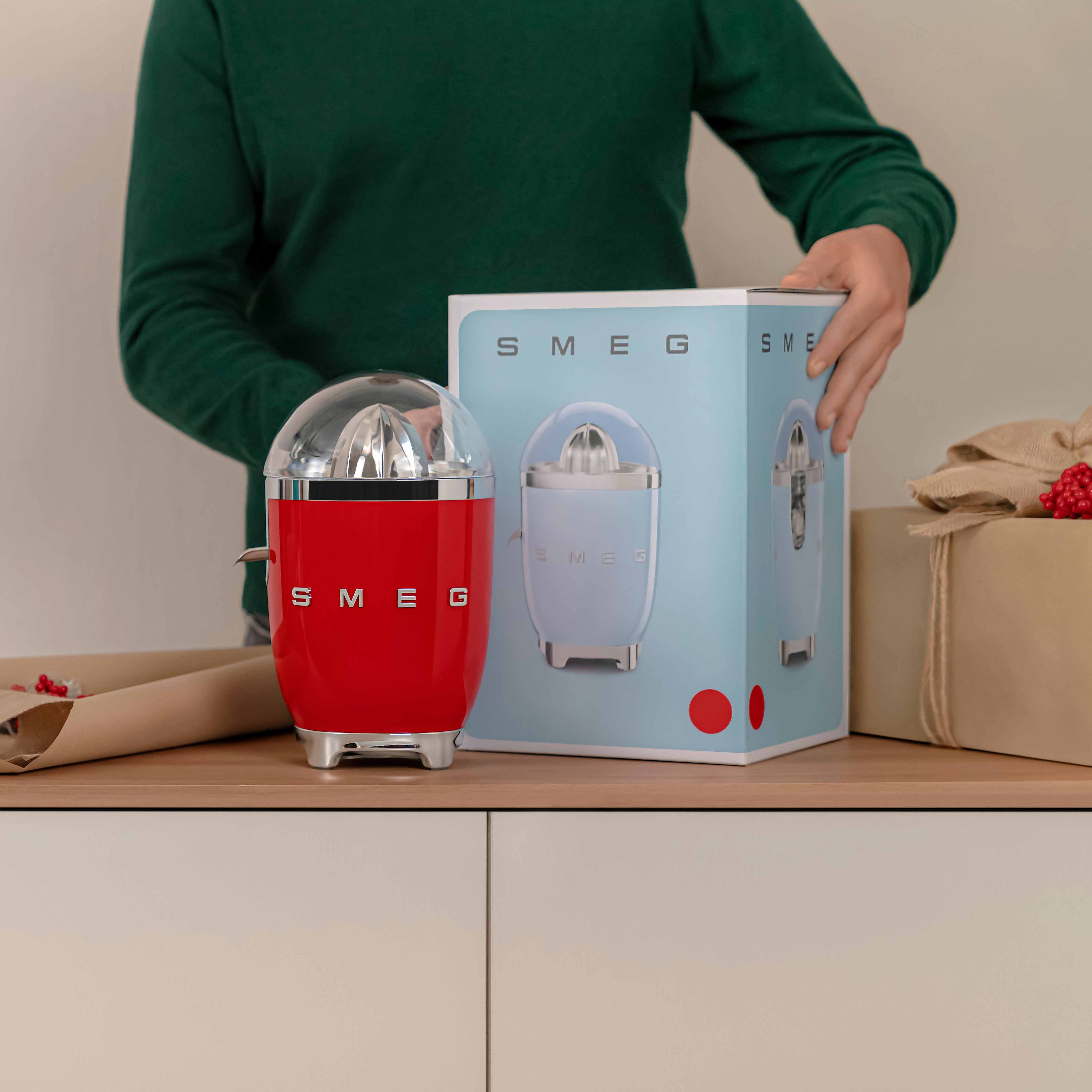 EAN 8017709318925 - Smeg CJF11RDEU prensa de cítricos eléctricos 70 W Rojo imagen 14