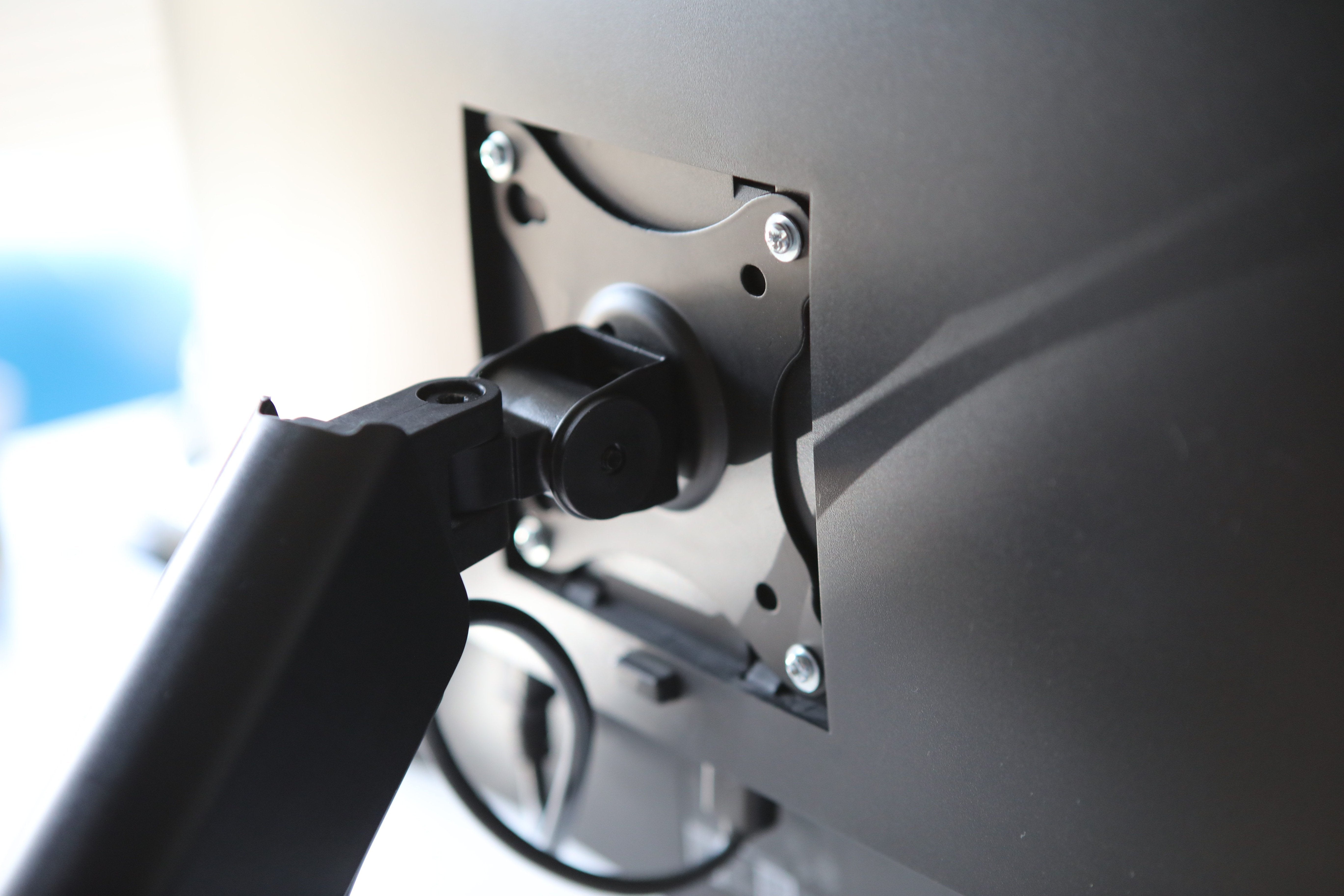 Savio Um-01 Soporte De Escritorio Para Monitor 17'' - 32'', 2 - 9 Kg, Resorte De Gas