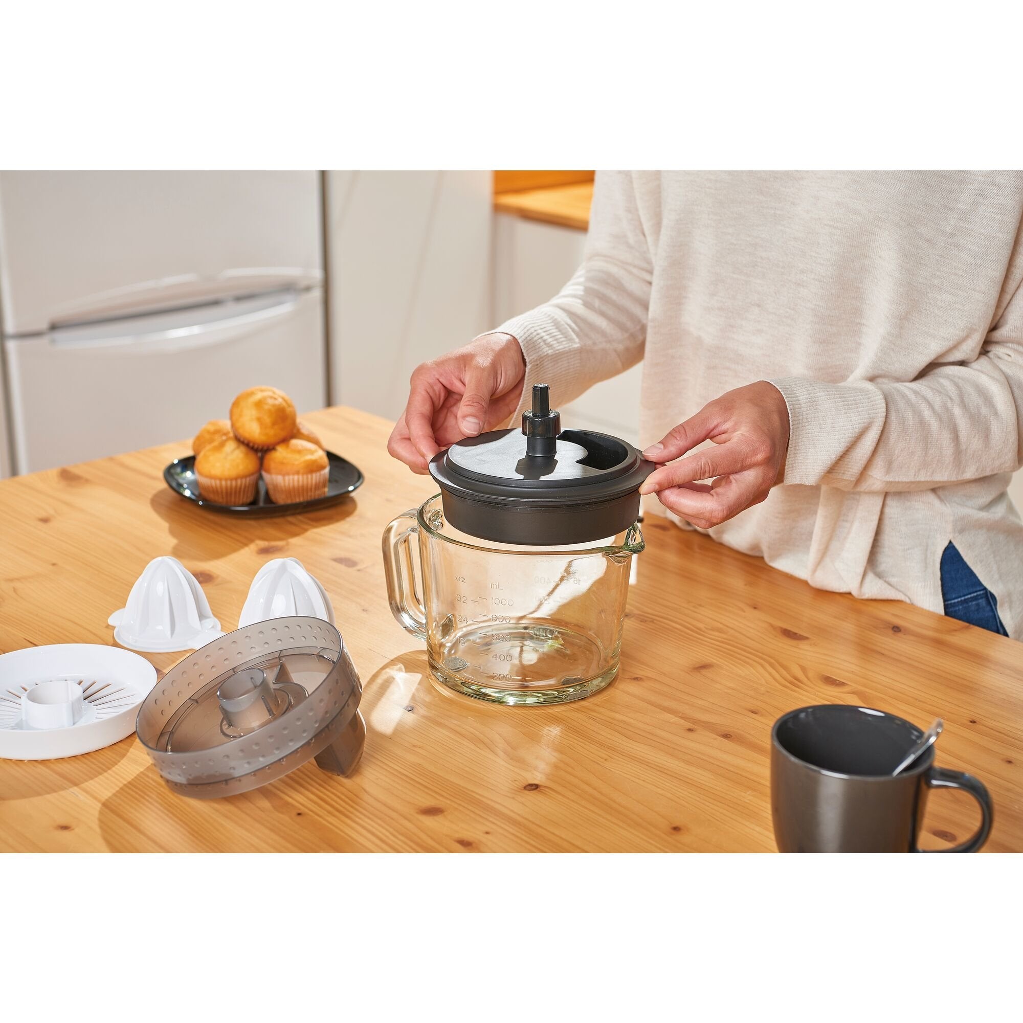 EAN 8432406240070 - Black & Decker BXCJ30E exprimidor 30 W Negro, Transparente imagen 3