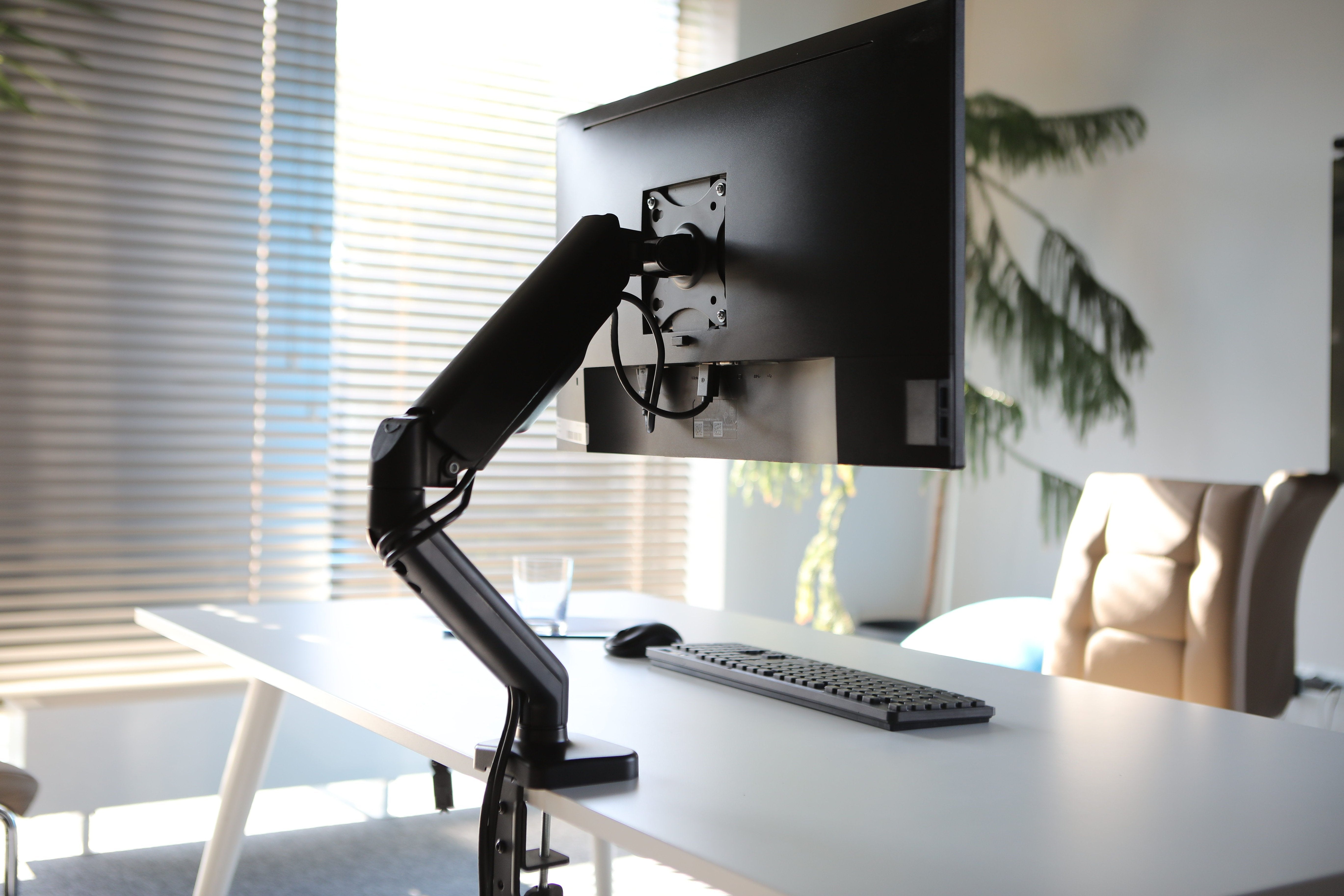 Savio Um-01 Soporte De Escritorio Para Monitor 17'' - 32'', 2 - 9 Kg, Resorte De Gas