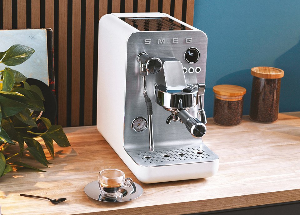 EAN 8017709347017 - Smeg EMC02WHMEU cafetera eléctrica Manual Máquina espresso 1,7 L imagen 42