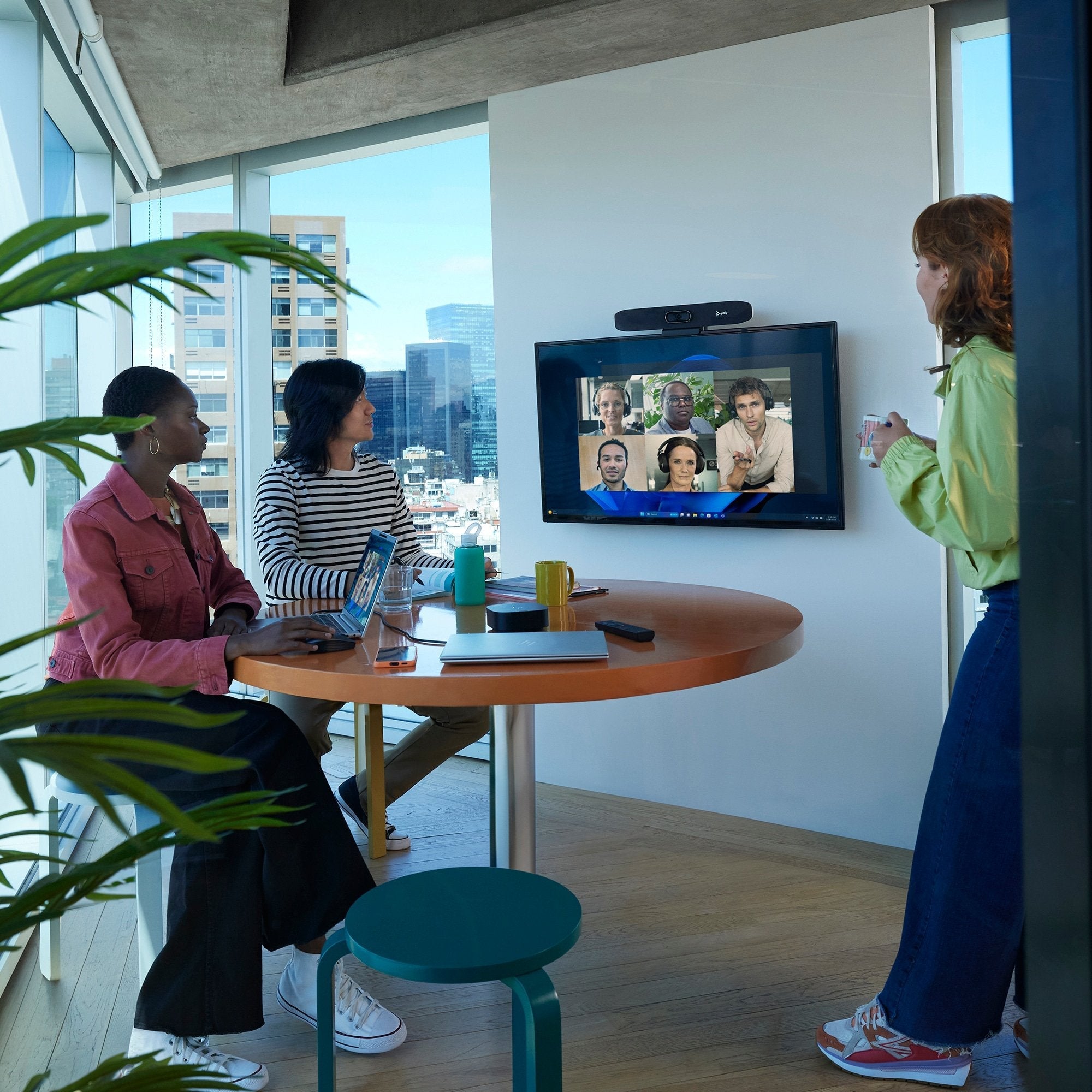 Poly Studio R30 Barra De Vídeo Con Usb Certificado Por Zoom Certificado Para Equipos De Microsoft Certificado Por Google Meet Arena Con Hp Usb-C Dock G5