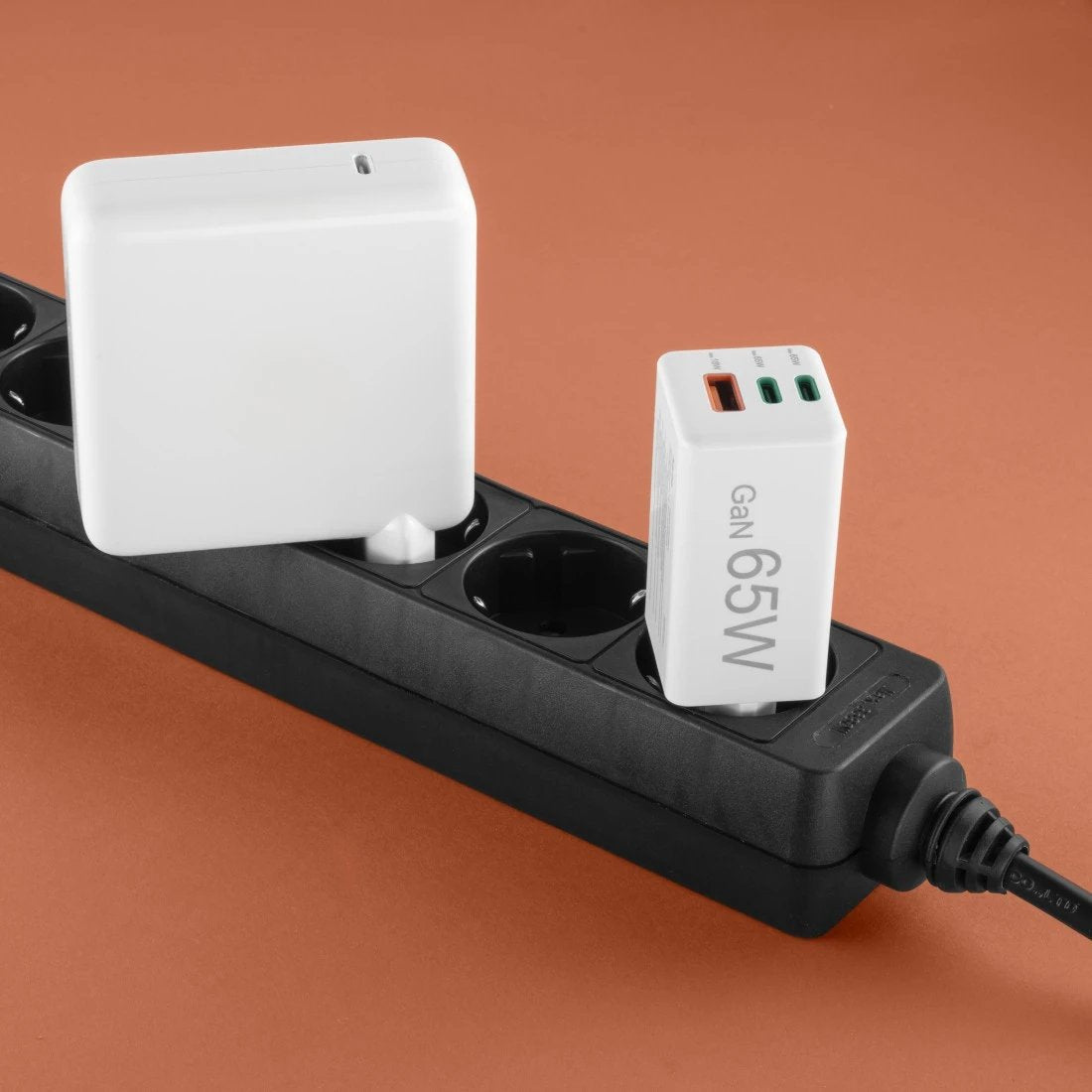 Hama Ladowarka Sieciowa Mini Gan 65w Pd/Qc 2x Usb-C, 1x Usb-A Biala