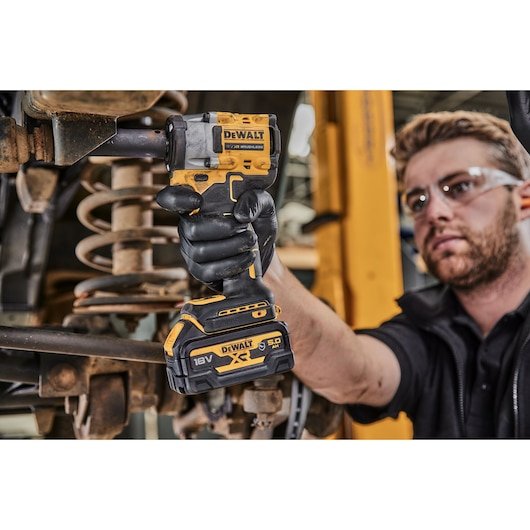Llave De Impacto Inalámbrica Dewalt Dcf921nt, 18 Voltios, 1/2" Amarillo/Negro, Sin Batería Ni Cargador, En Caja Tstak Dcf921nt-Xj