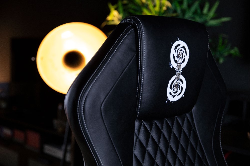 Silla Gamer Konix Jujutsu Kaisen Gran Comodidad Y Ergonomia Clase 4 / 100 Mm Color Blanco Y Negro