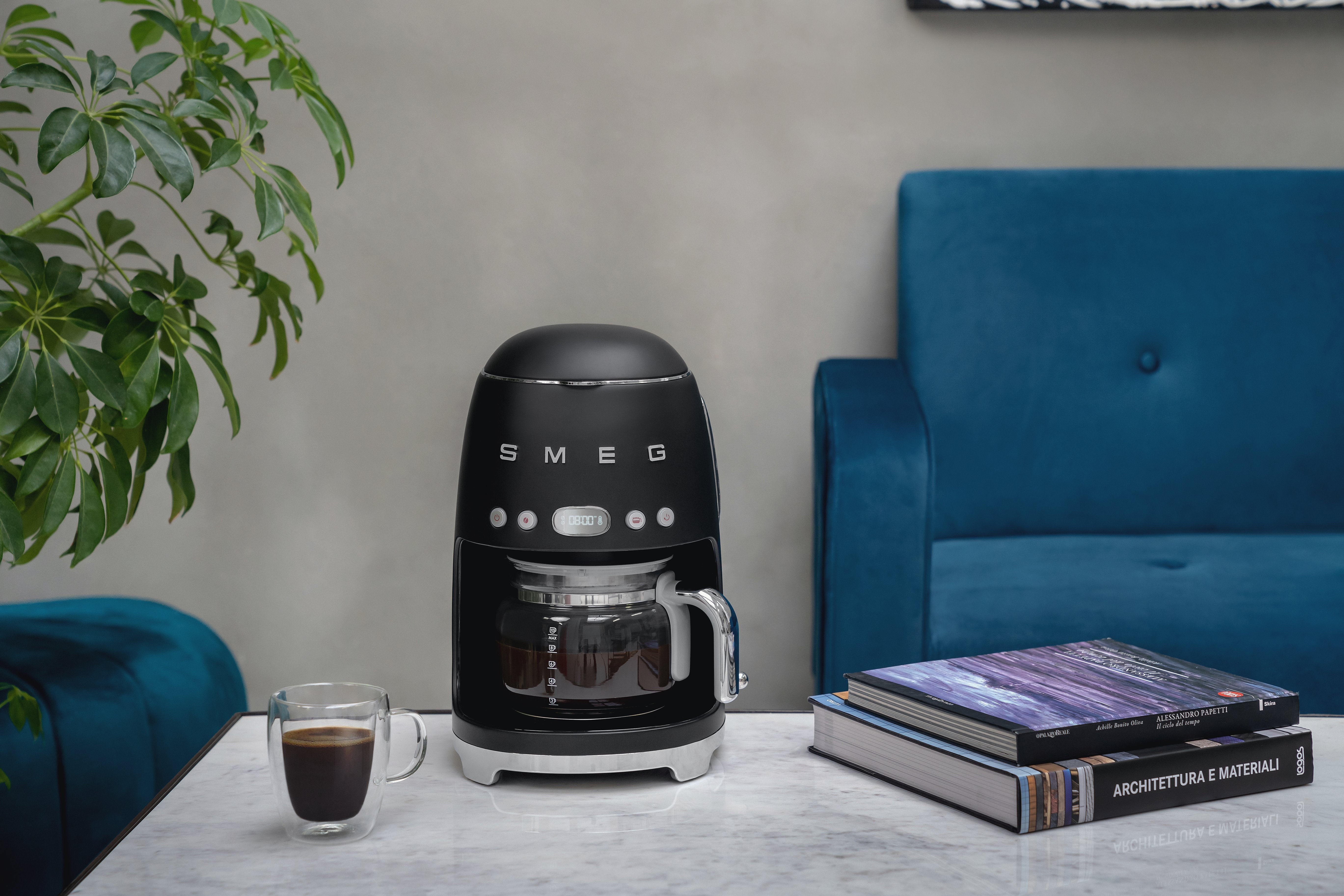 EAN 8017709329419 - Smeg DCF02BLMEU cafetera eléctrica Totalmente automática Cafetera de filtro 1,4 L imagen 5