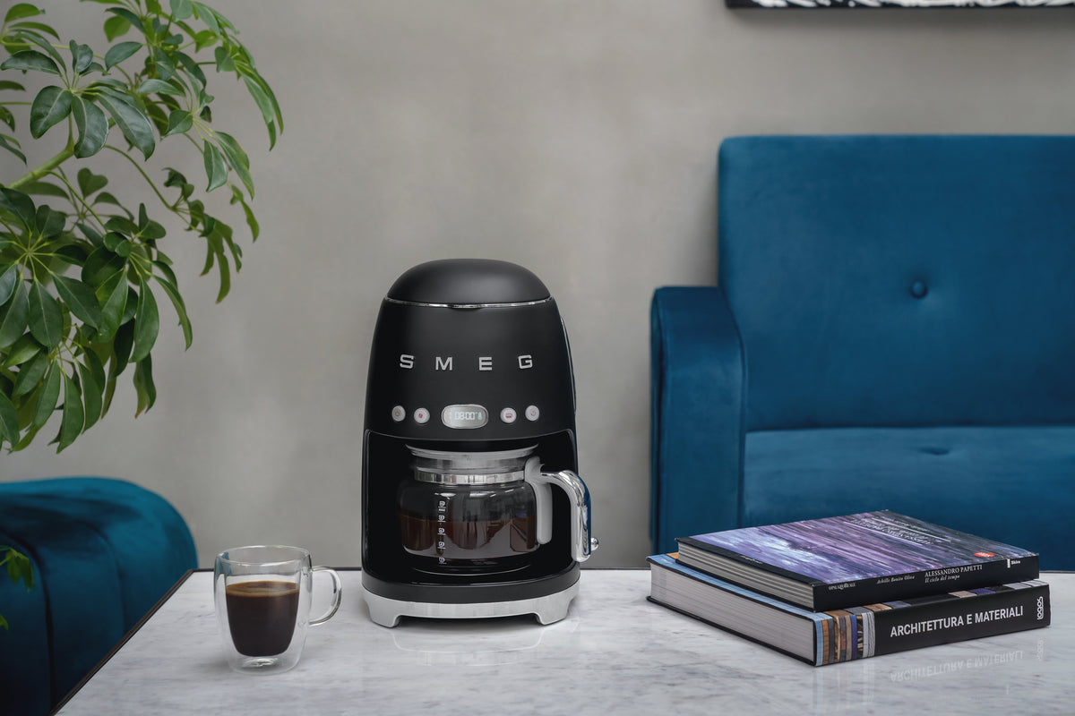 EAN 8017709329419 - Smeg DCF02BLMEU cafetera eléctrica Totalmente automática Cafetera de filtro 1,4 L imagen 9