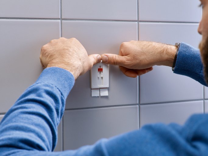 EAN 4042448340436 - TESA 77767-00000 gancho para almacenamiento Interior Gancho universal Gris, Rojo, Blanco 2 pieza(s) imagen 14