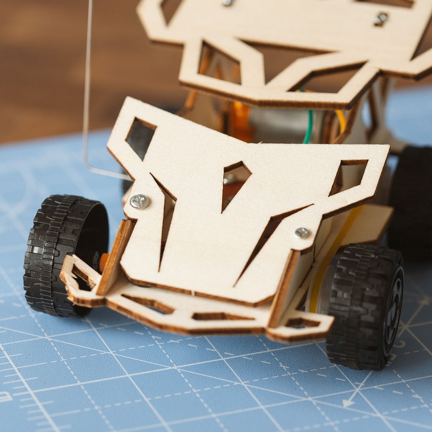 Thumbsup! Construye Tu Propio Coche De Carreras Con Control Remoto