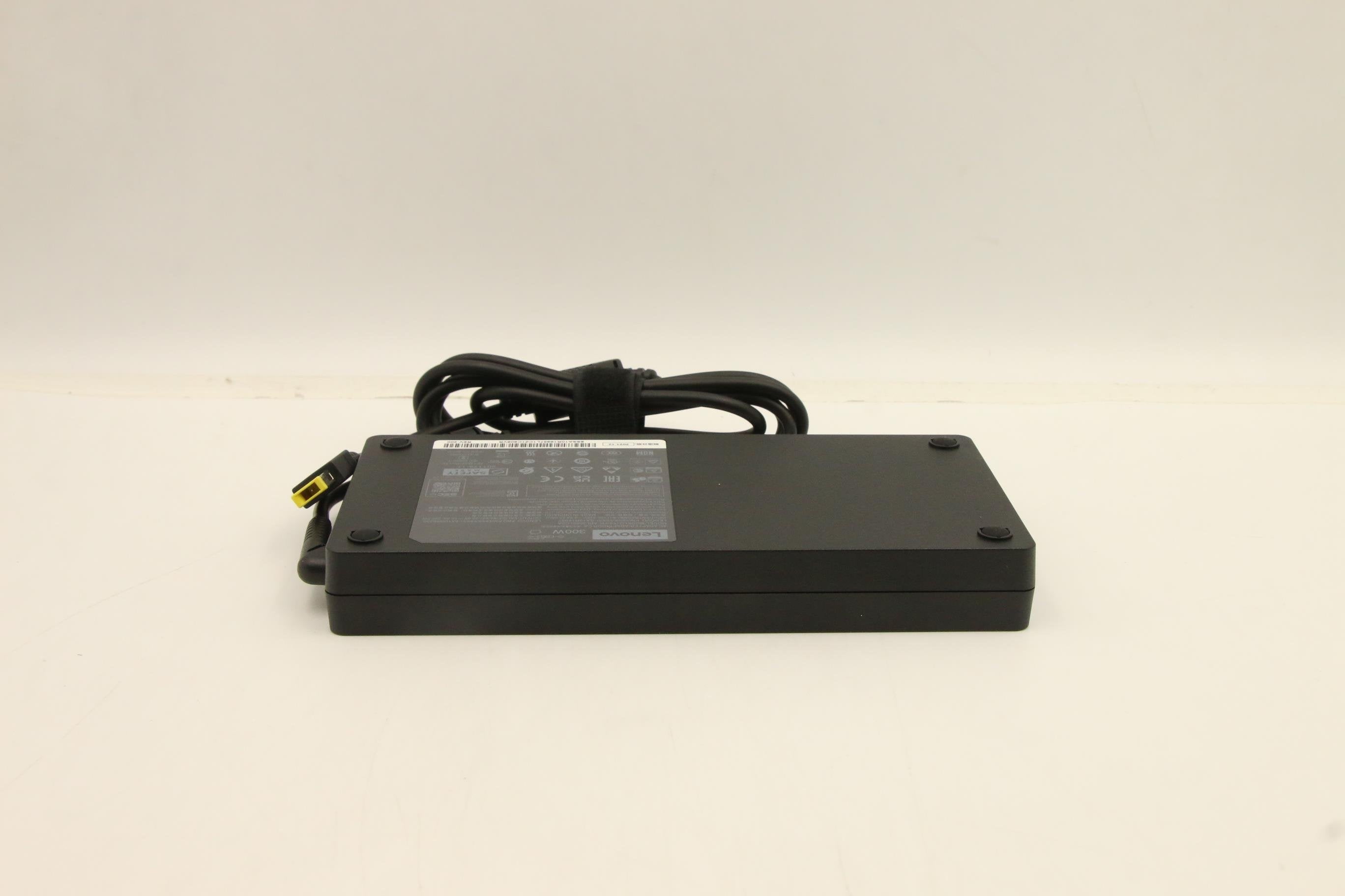 EAN 5704174534075 - Lenovo 5A10W86290 adaptador e inversor de corriente Interior 300 W Negro imagen 6