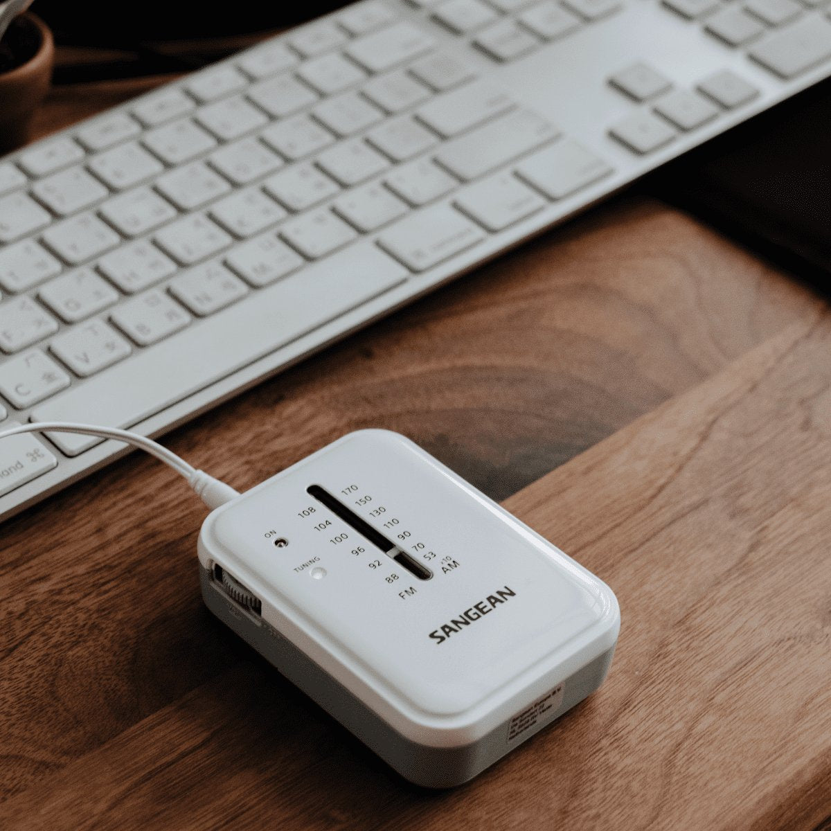 Sangean Sr-32 Blanco Radio De Bolsillo Fm/Am Altavoz Integrado Jack Y Correa