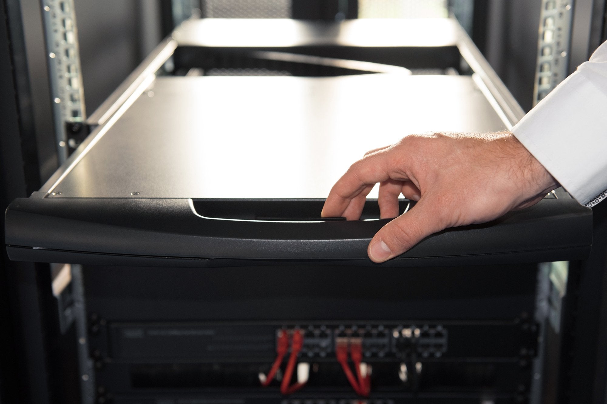 Kvm Modulare Konsole Mit 17" Tft (43,2cm), 16 Port Cat.5 Kvm & Touchpad, Us Tastatur Ral 9005 - Schwarz Digitus Professional