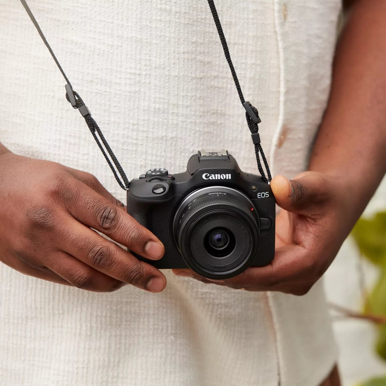 Camara Canon Eos R100 + Rf-S 18-45mm F4.5-6.3 Is Stm + Rf-S 55-200mm F5-7.1 Is Stm Kit Milc 24,1 Mp Cmos 6000 X 4000 Pixeles Negro