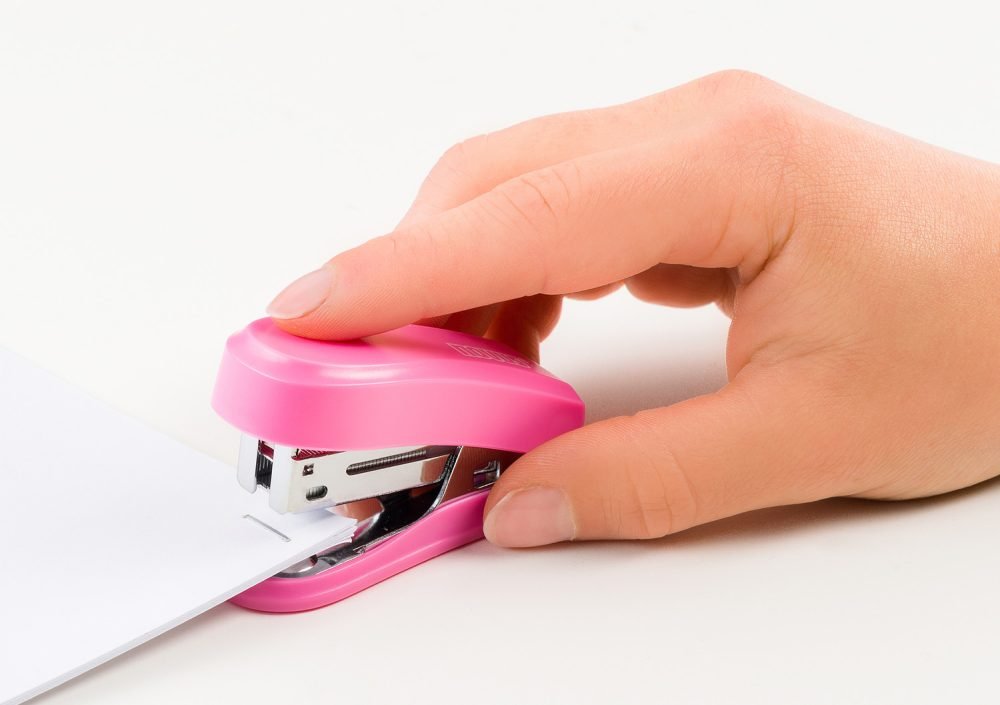 Novus Mini Grapadora Compacta - Hasta 12 Hojas - Grapado Cerrado Y Abierto - Incluye 320 Grapas - Color Rosa