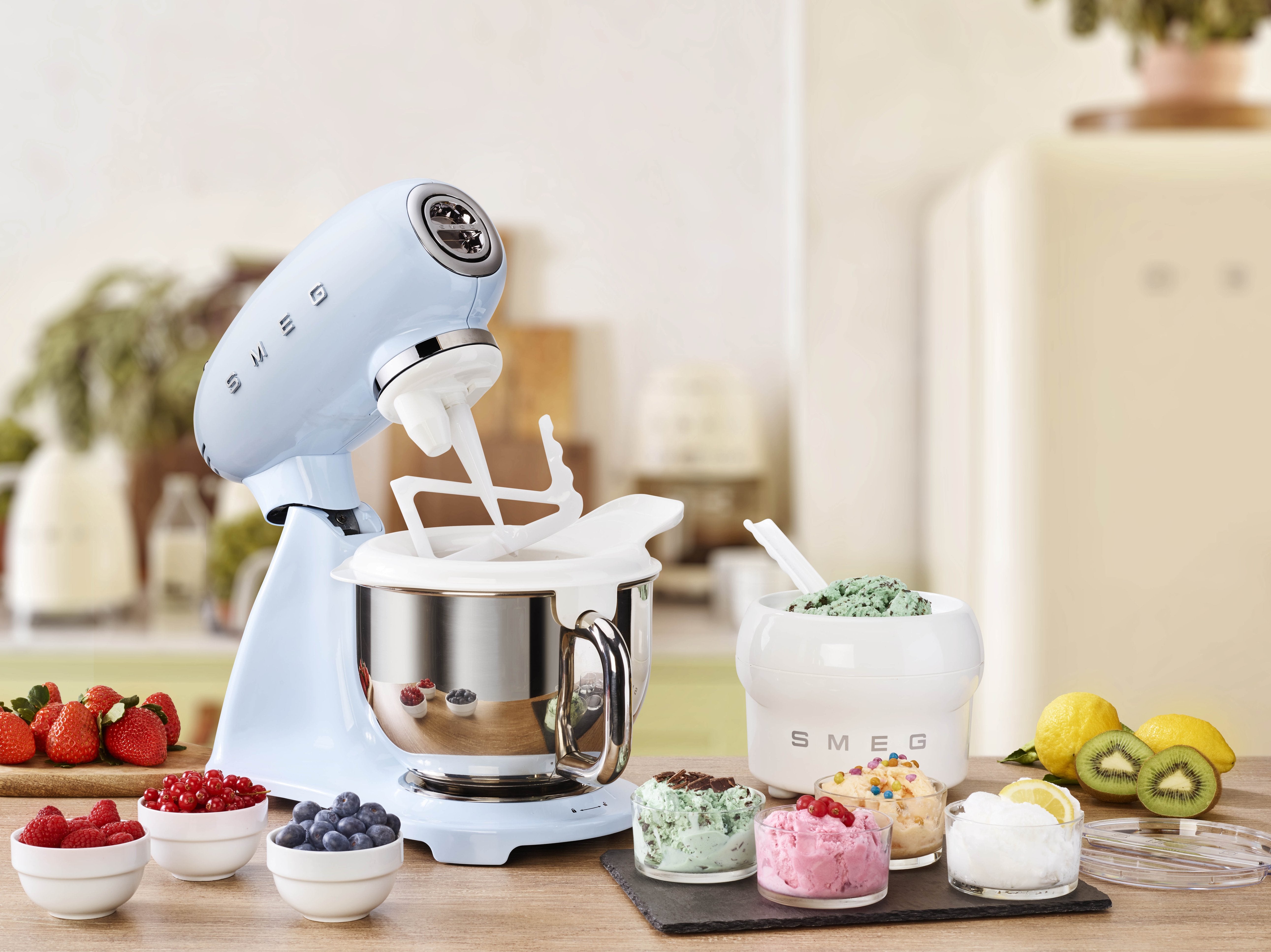 EAN 8017709311902 - Smeg SMF03PBEU batidora Batidora de varillas 800 W Azul imagen 16