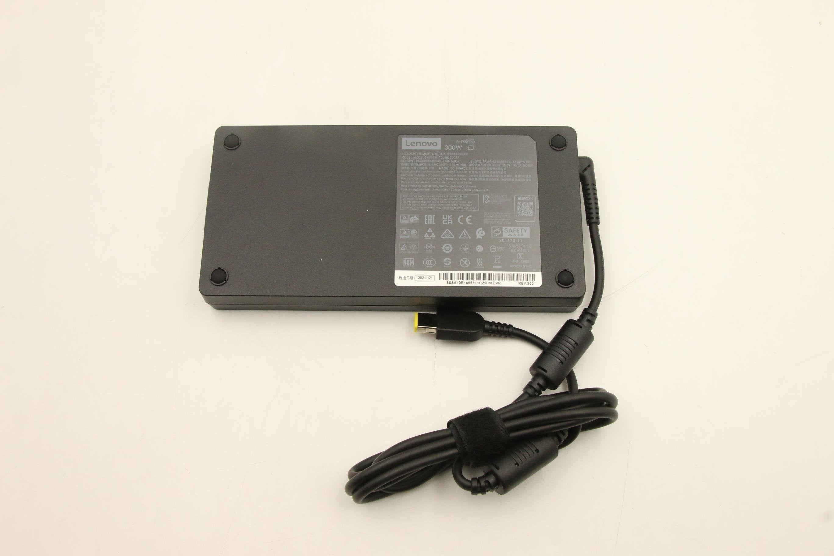 EAN 5704174534075 - Lenovo 5A10W86290 adaptador e inversor de corriente Interior 300 W Negro imagen 1