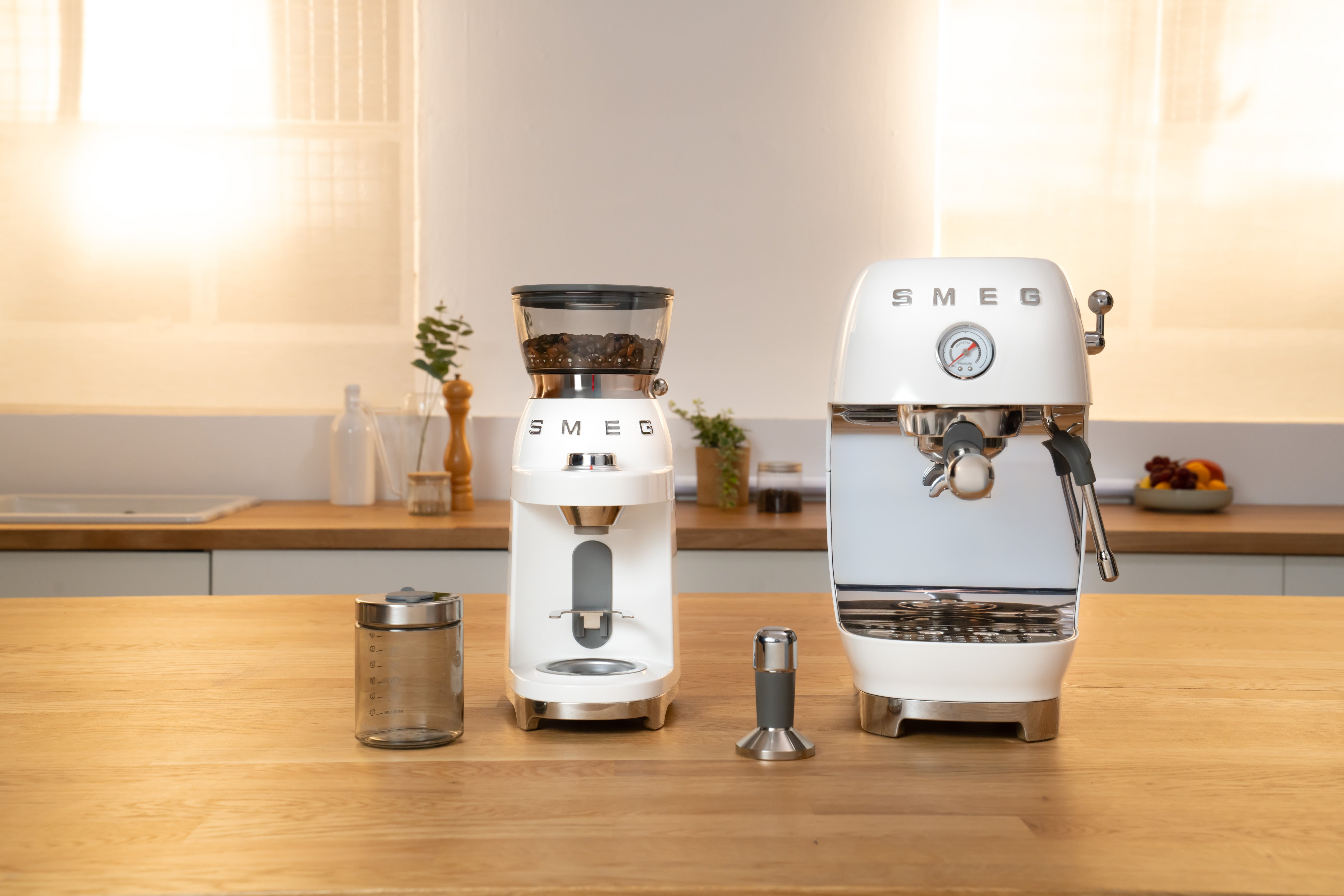 EAN 8017709349424 - Smeg ECF03WHEU cafetera eléctrica Semi-automática Máquina espresso 1,4 L imagen 23