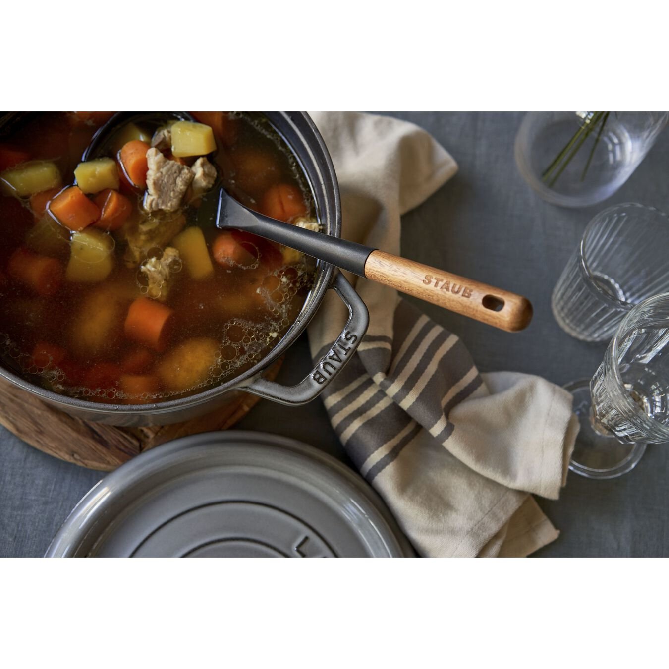 Olla Staub Round Cocotte, 24cm Cast Iron, Graphite Grey