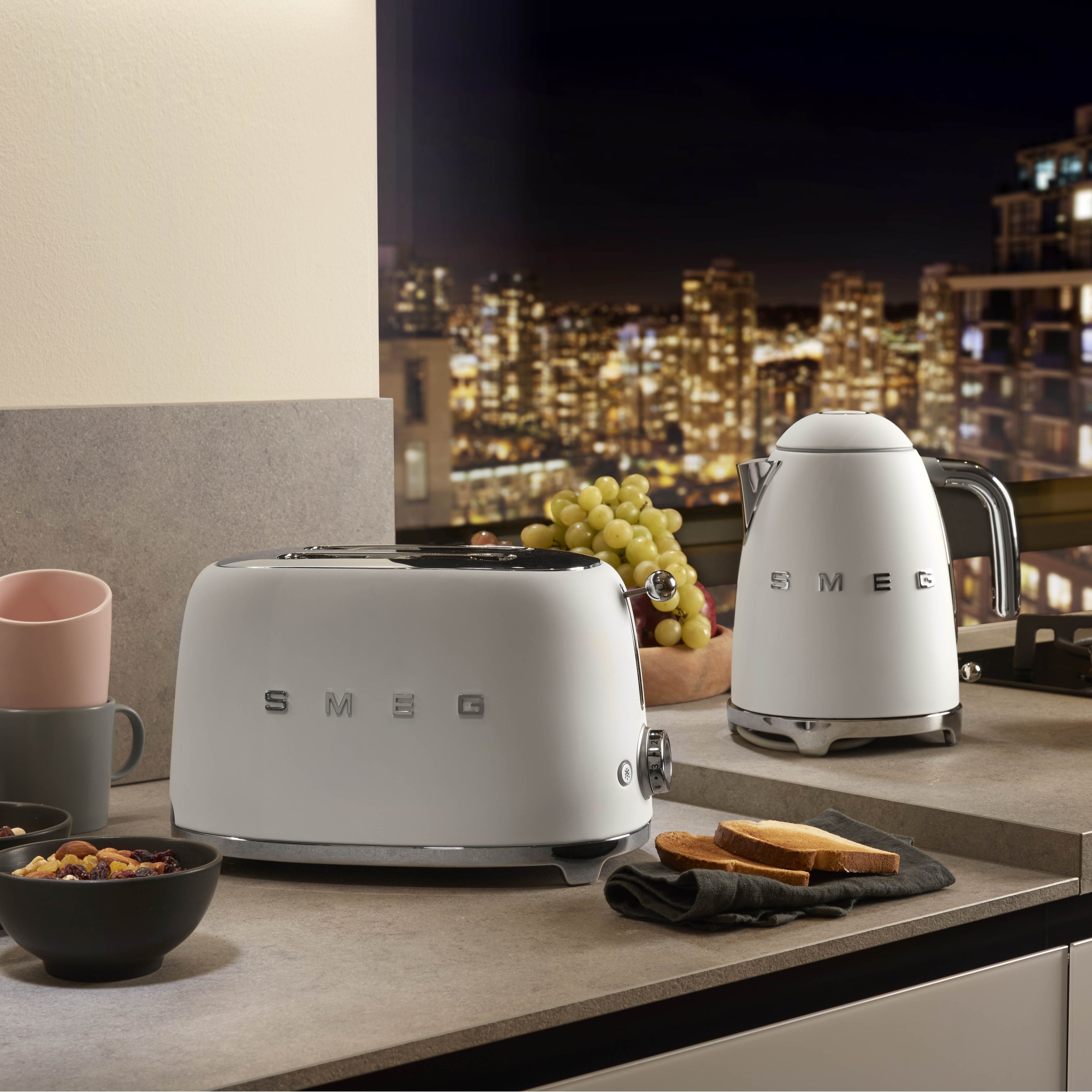 EAN 8017709290719 - Smeg KLF03WHMEU tetera eléctrica 1,7 L 2400 W Blanco imagen 13