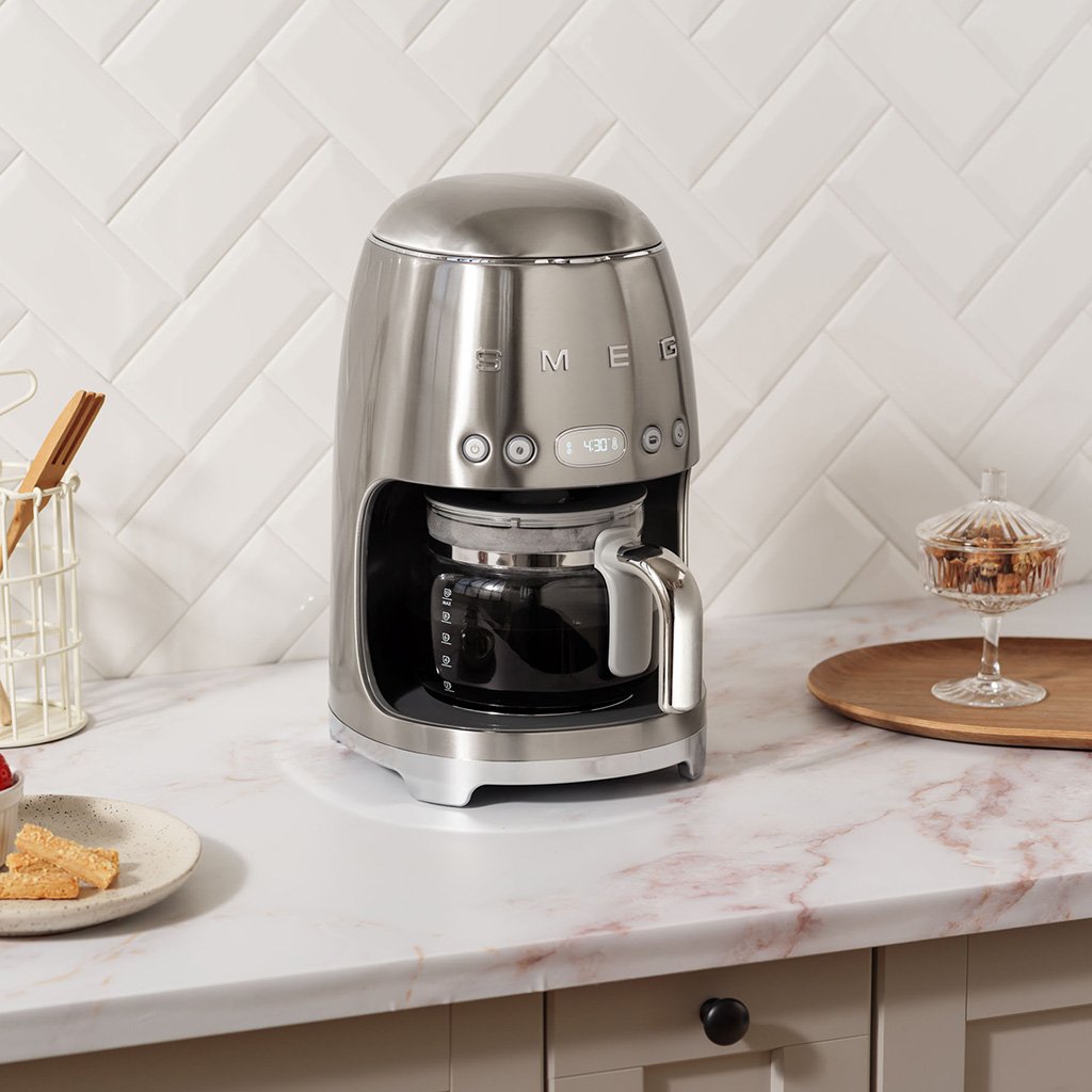 EAN 8017709280543 - Smeg DCF02SSEU cafetera eléctrica Totalmente automática Cafetera de filtro 1,4 L imagen 6