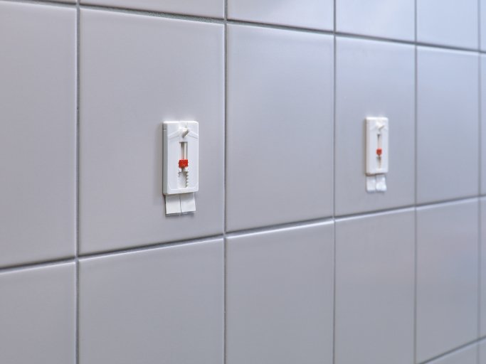 EAN 4042448340436 - TESA 77767-00000 gancho para almacenamiento Interior Gancho universal Gris, Rojo, Blanco 2 pieza(s) imagen 17