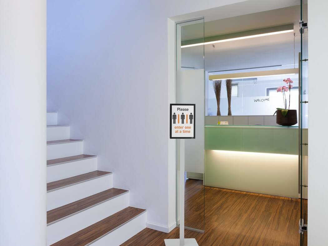 EAN 4005546730325 - Durable INFO STAND BASIC A4 1 ST 501257 (501257) Stand de información Metal, Plástico Gris imagen 6