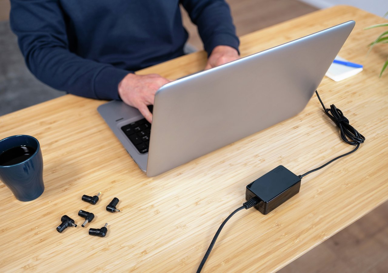 EAN 8713439233940 - Trust 23394 adaptador e inversor de corriente Interior 90 W Negro imagen 6