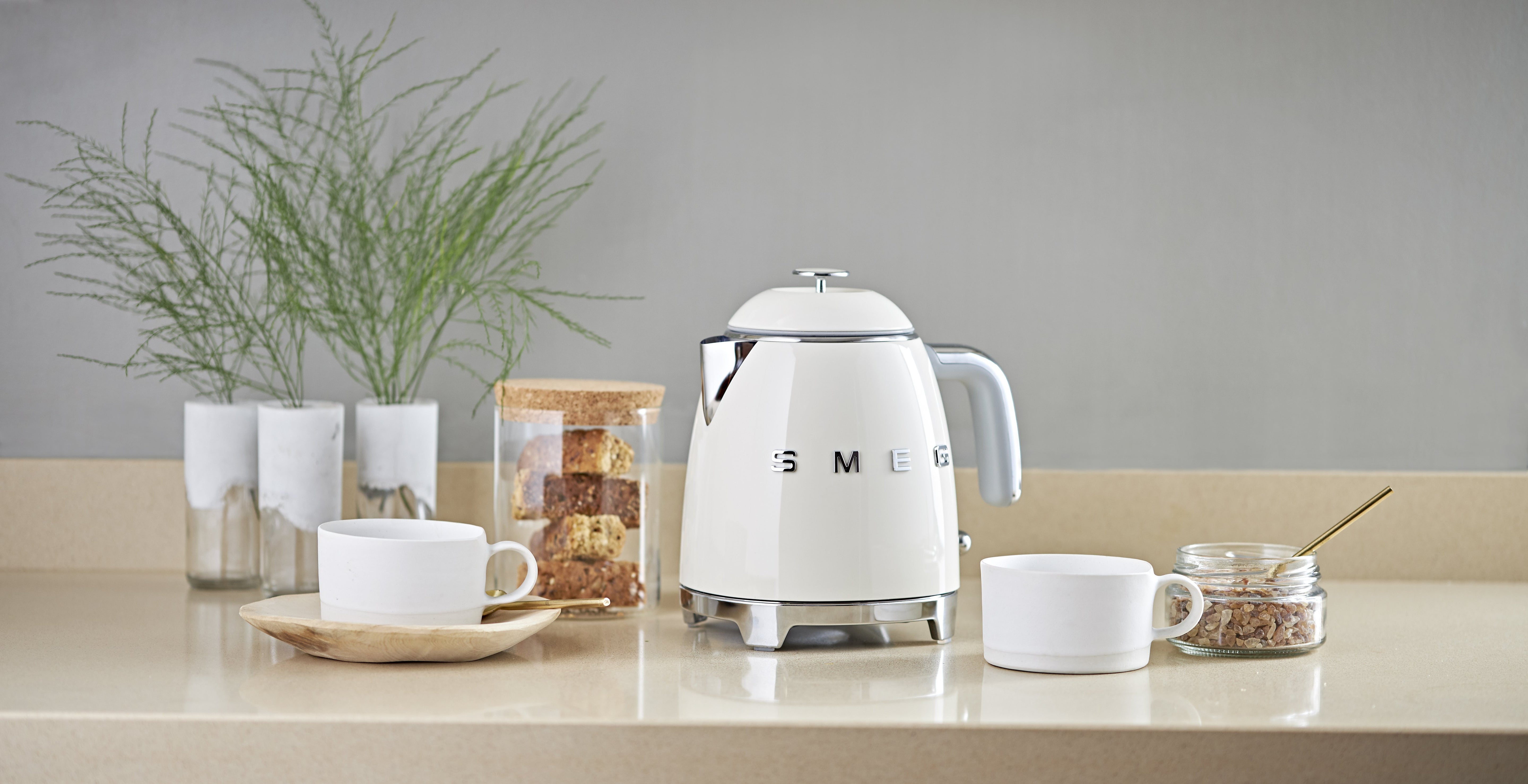 EAN 8017709302160 - Smeg KLF05CREU tetera eléctrica 0,8 L 1400 W Crema de color imagen 15