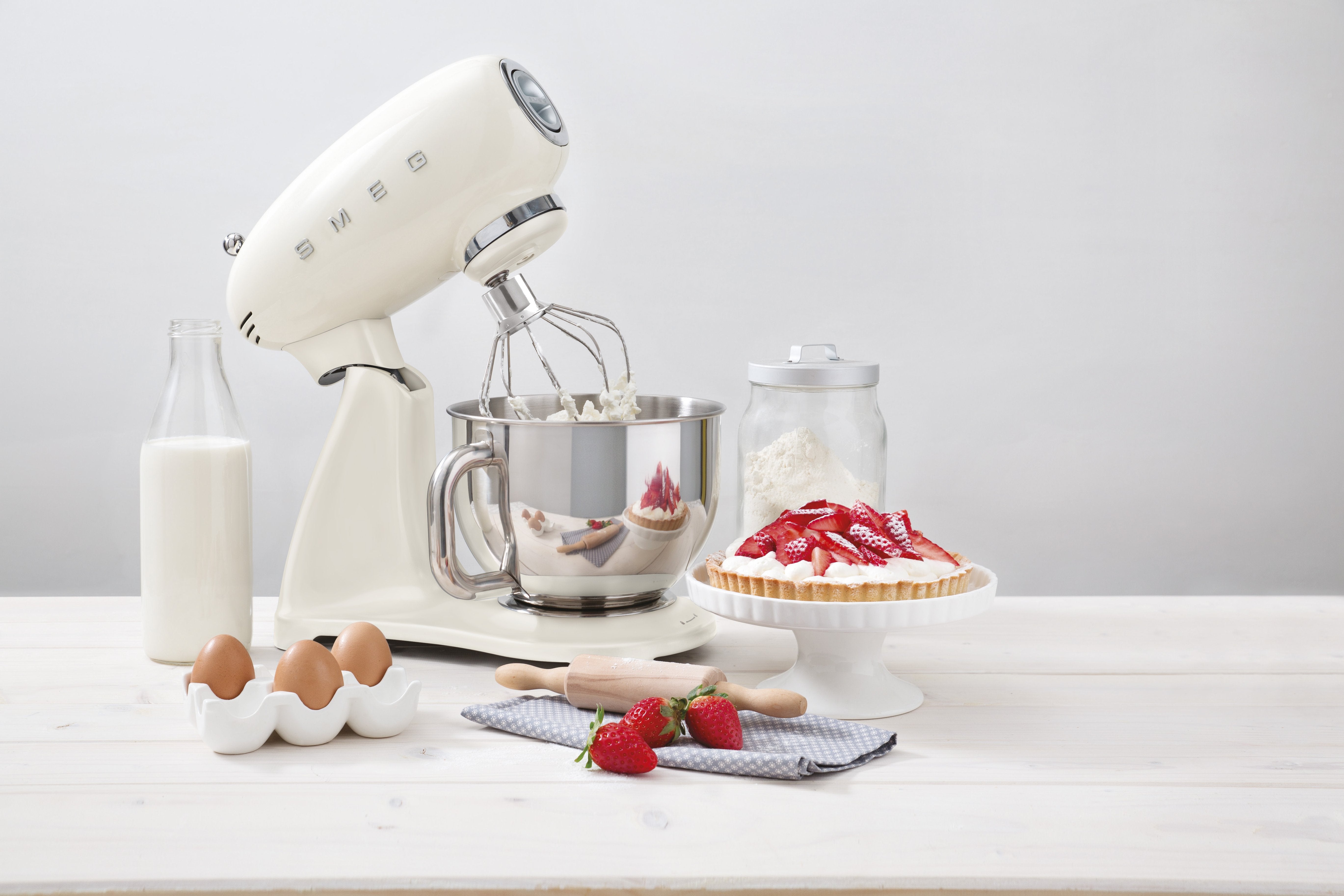 EAN 8017709269159 - Smeg SMF03CREU batidora Batidora de varillas 800 W Crema de color imagen 10