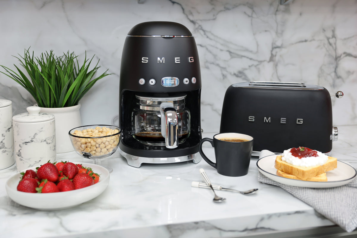 EAN 8017709329419 - Smeg DCF02BLMEU cafetera eléctrica Totalmente automática Cafetera de filtro 1,4 L imagen 13
