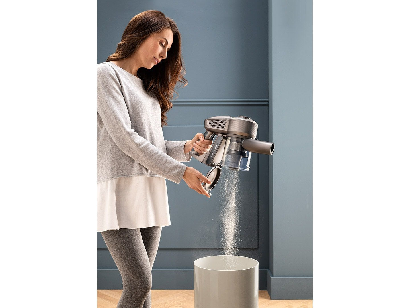 EAN 8004399015890 - De’Longhi Colombina Evo XLM418.GCG Aspiradora escoba 2 en 1 Batería Secar Sin bolsa 0,5 L 400 W Gris imagen 3