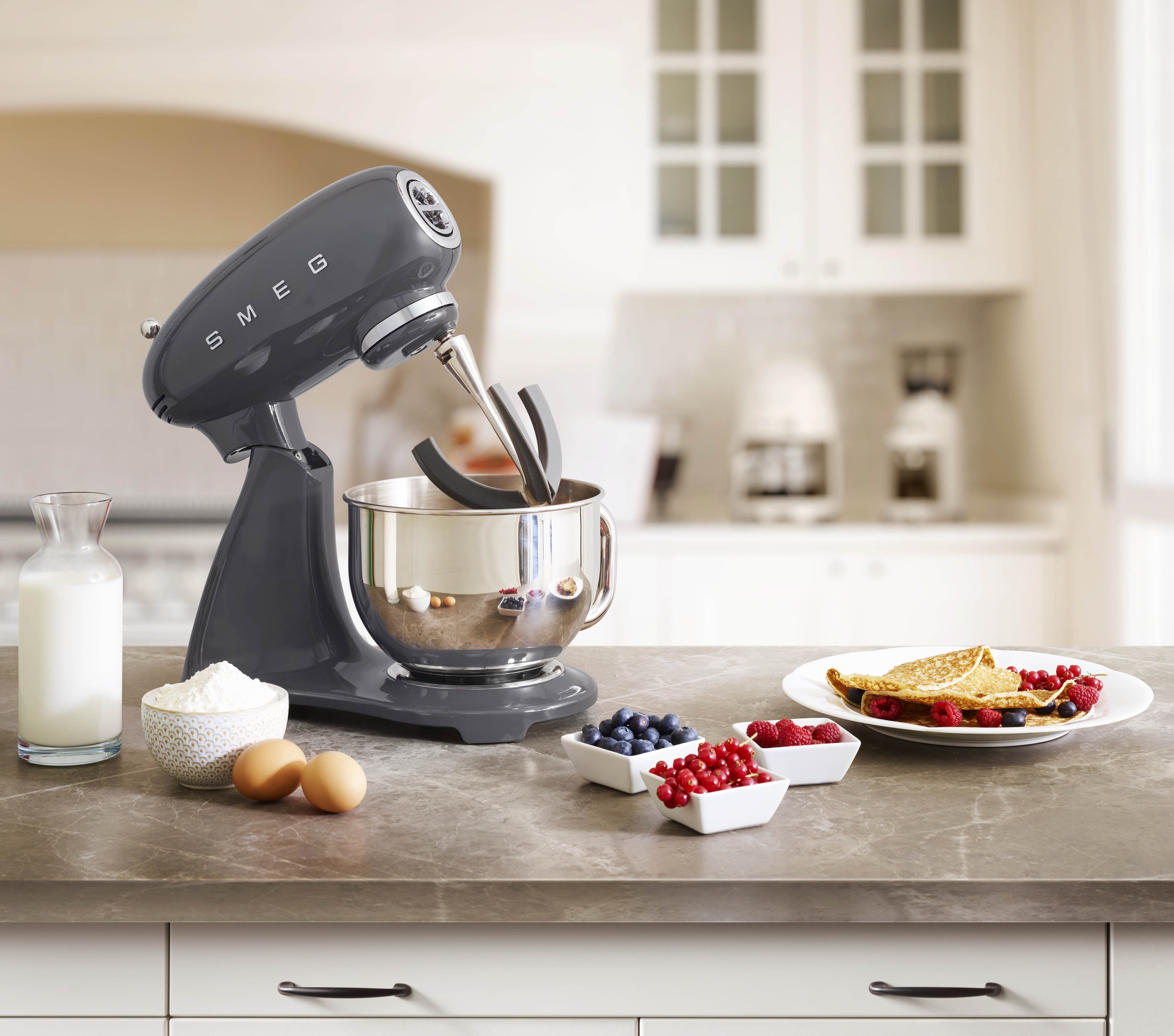 EAN 8017709294892 - Smeg SMF03GREU batidora Batidora de varillas 800 W Gris imagen 8