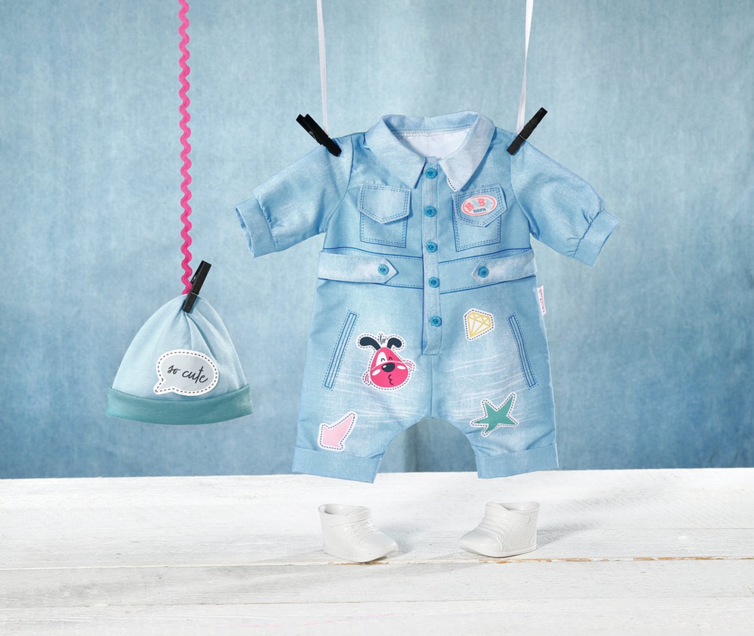 Zapf Creation Baby Born® Deluxe Jeans Peto 43cm, Accesorios Para Muñecas De Una Pieza, Gorro Y Zapatos 832592