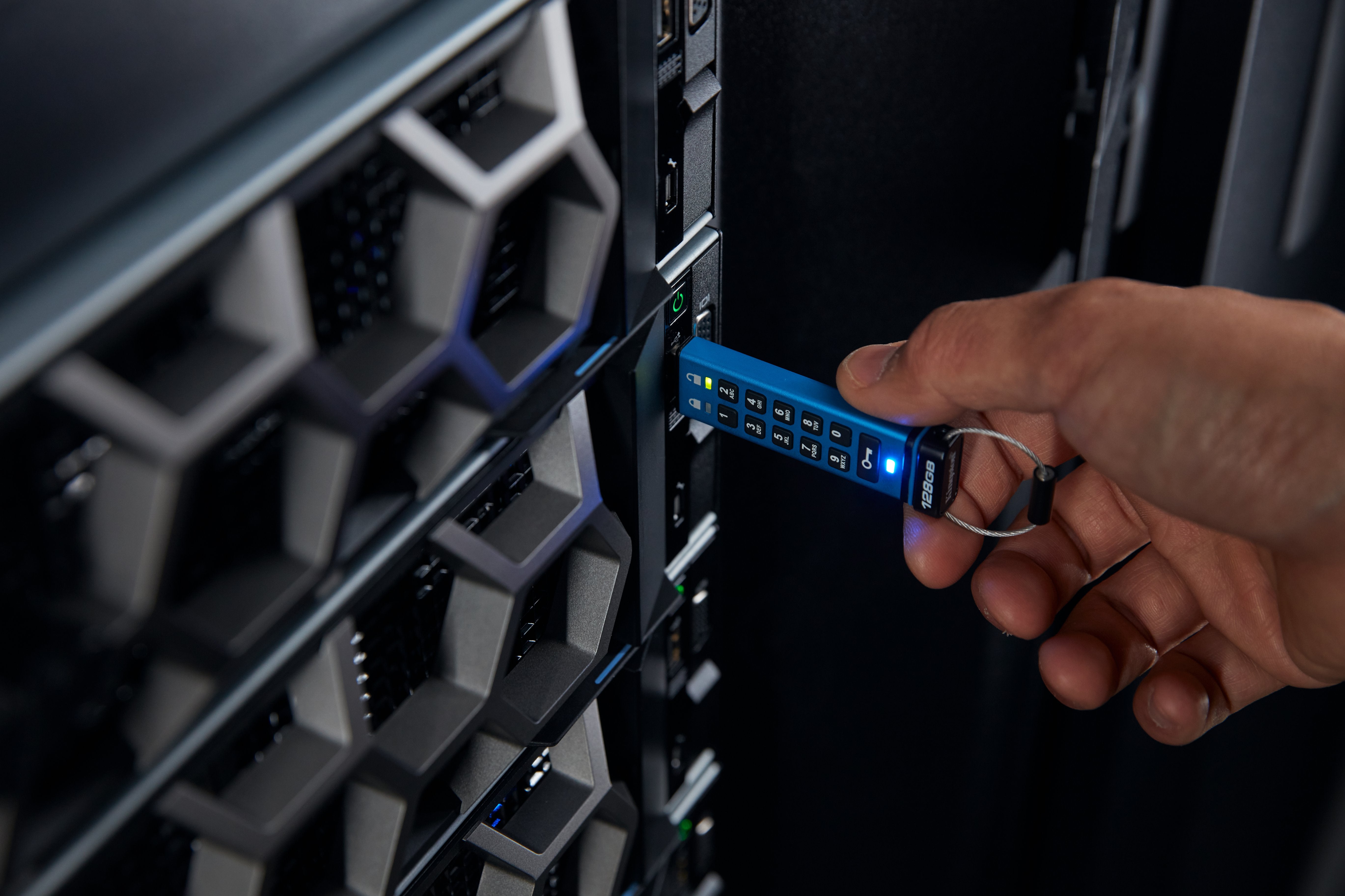 EAN 0740617336610 - Kingston Technology IronKey Keypad 200 unidad flash USB USB Tipo C 3.2 Gen 1 (3.1 Gen 1) Azul imagen 9