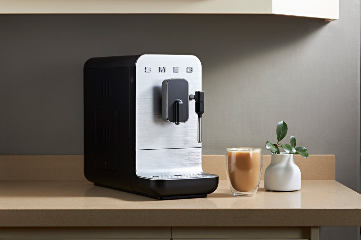 EAN 8017709334857 - Smeg BCC12BLMEU cafetera eléctrica Totalmente automática Máquina espresso 1,4 L imagen 23