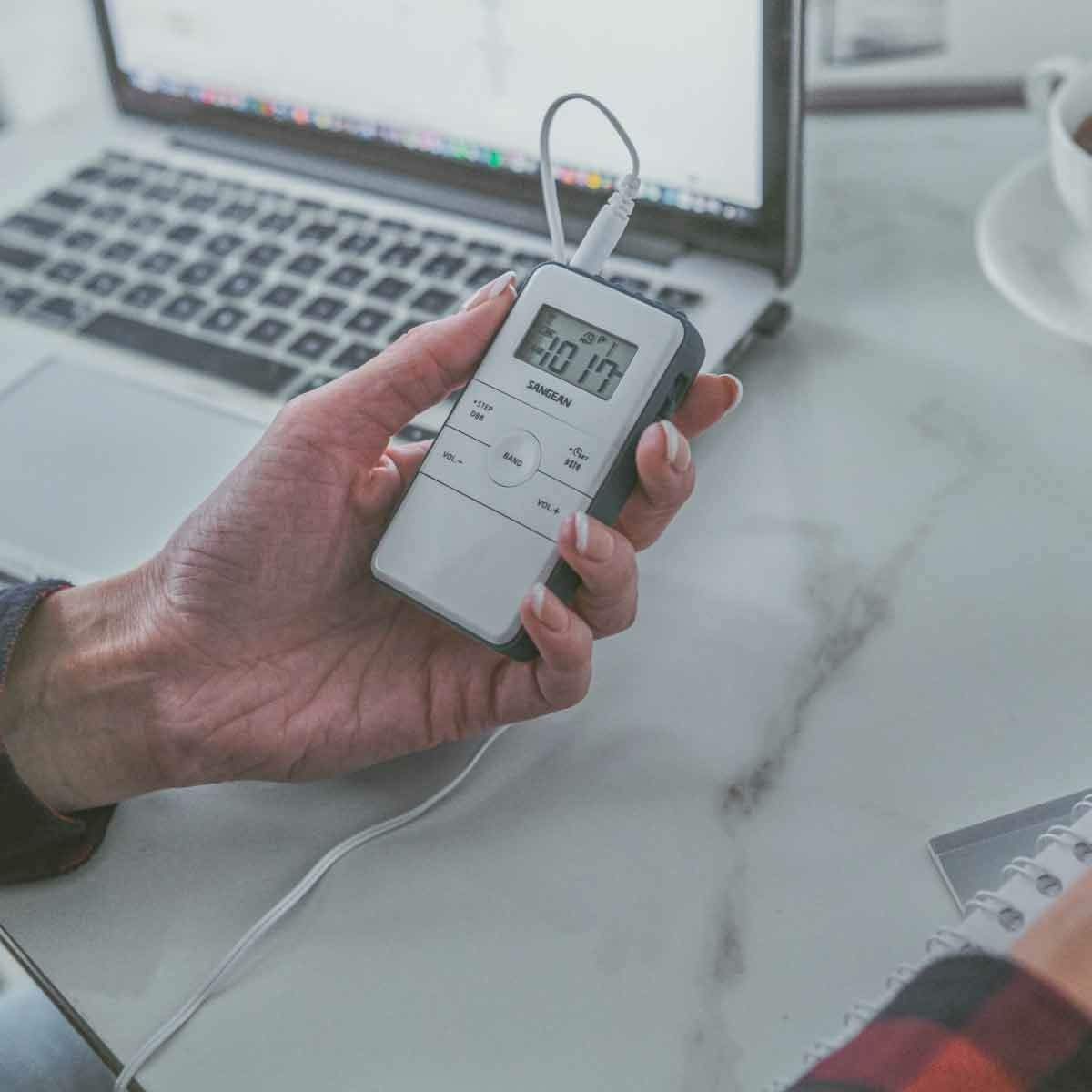 Sangean Dt-140 Blanco Radio De Bolsillo Fm Am Batería Recargable