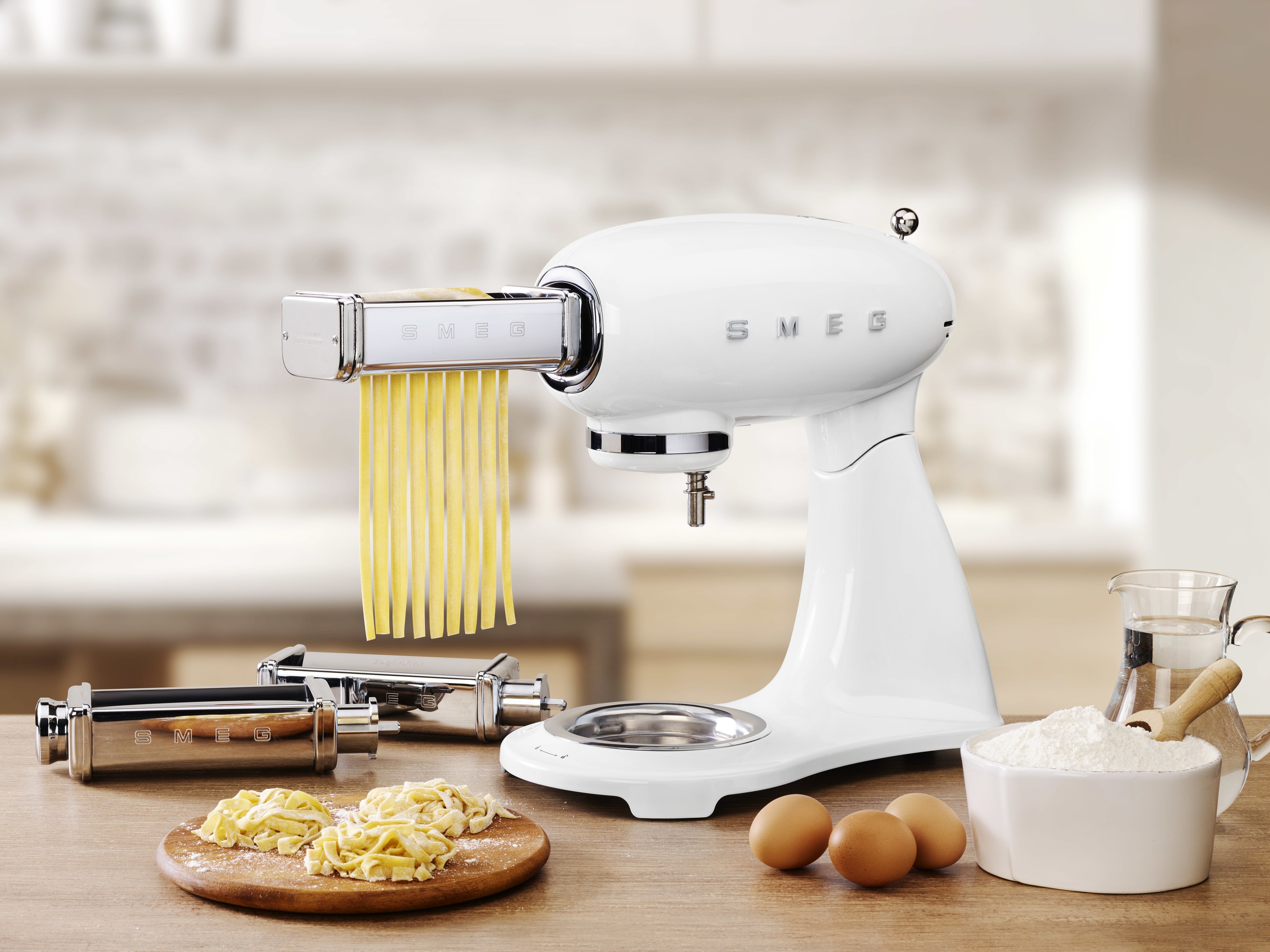 EAN 8017709277697 - Smeg SMF03WHEU batidora Batidora de varillas 800 W Blanco imagen 14