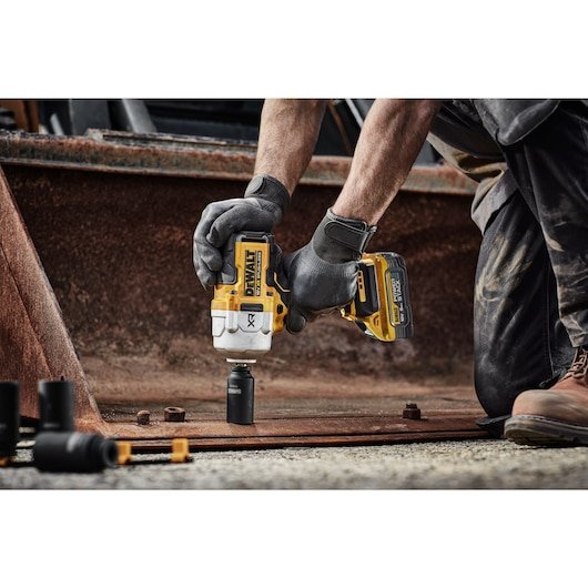 Llave De Impacto Inalámbrica Dewalt Dcf961h2t, 18 Voltios, 1/2" Amarillo/Negro, 2 Baterías Powerstack Li-Ion 5ah, En Caja T Stak Dcf961h2t-Qw