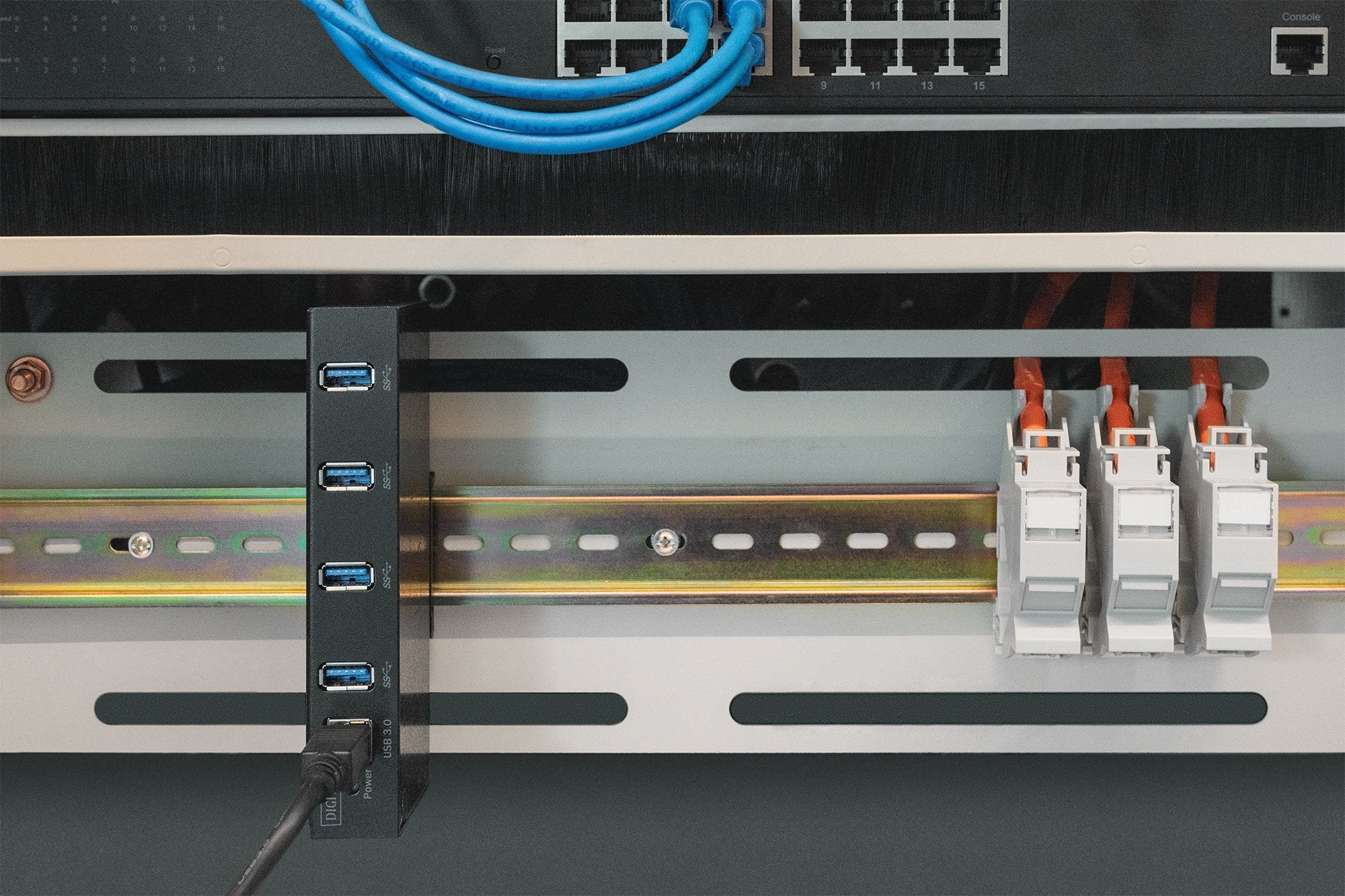 Digitus Hub Usb 4 Puertos 3.0->4xa3.0 Línea Indumrial Negro.