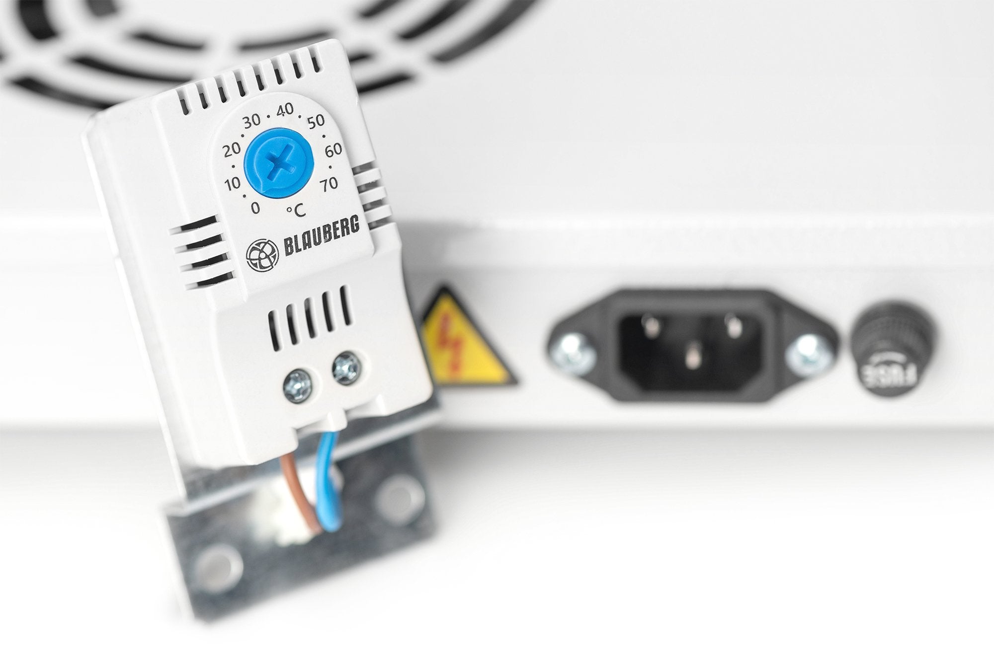 Ventilador Empotrado Digitus Rm Con 4 Ventiladores Para Armarios De Pie, 45x330x483mm