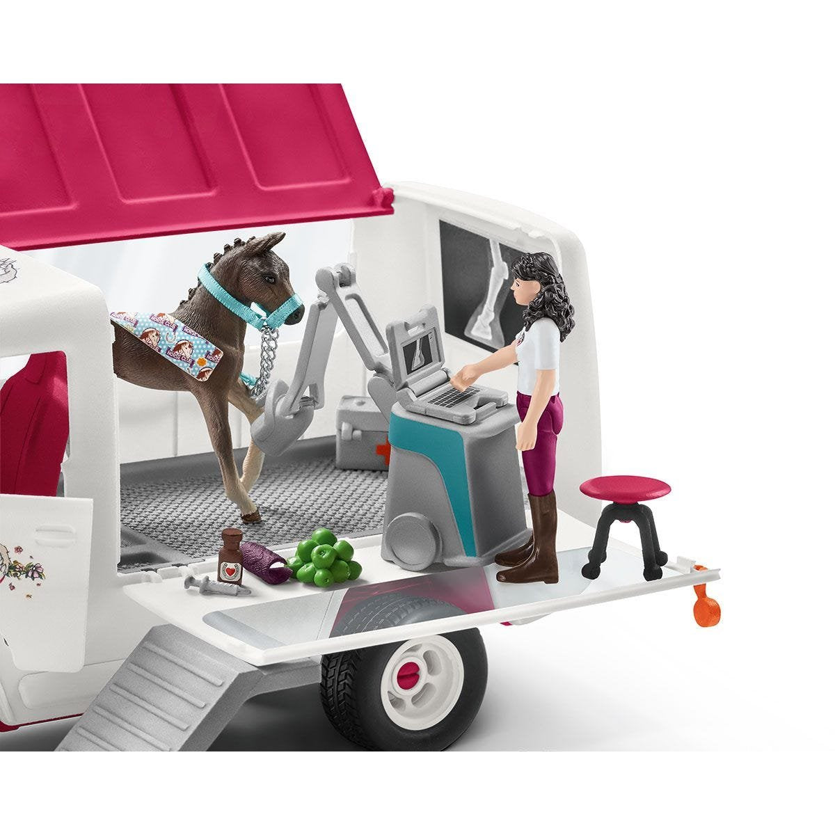 Schleich Horse Club 42439 Veterinaria Móvil Con Potro Hannoveriano