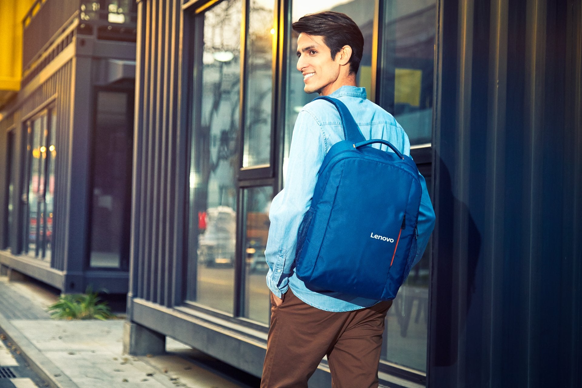 EAN 0192158279336 - Lenovo B515 39,6 cm (15.6") Mochila Azul imagen 6