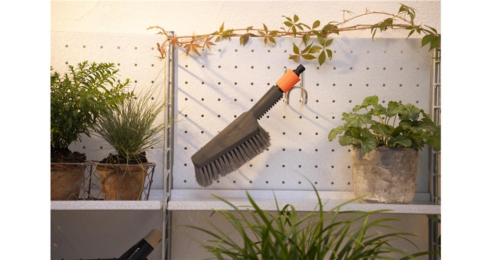 Gardena Set De Lavado Cleansystem Con Cepillo De Mano M Suave, Cepillo Gris, Incluye 10 Barras De Jabón 18863-20