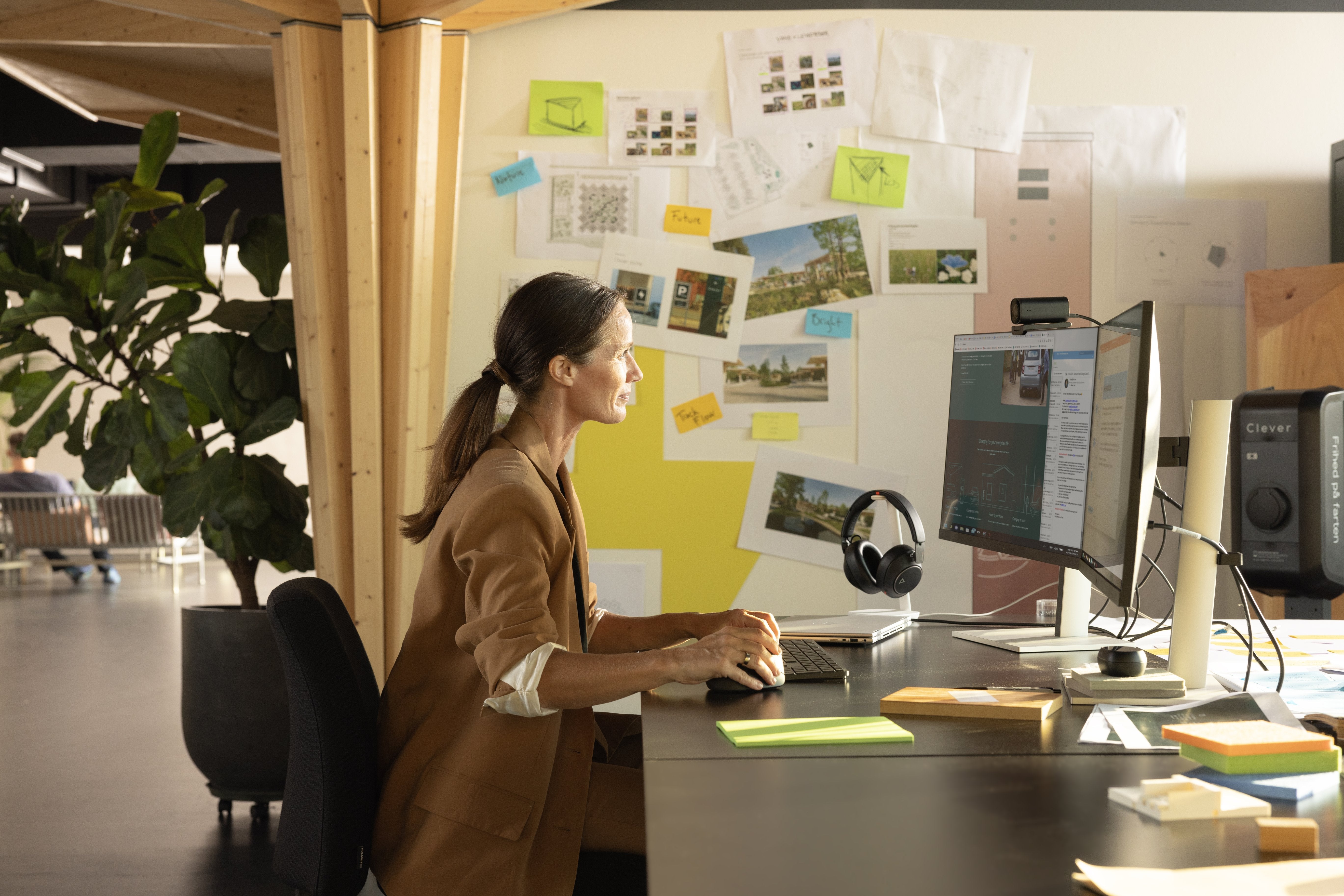 EAN 5715063465264 - Poly Voyager Surround 85 UC Microsoft Teams Certified USB-C Headset +USB-C/A Adapter +Charging Stand Inal imagen 4