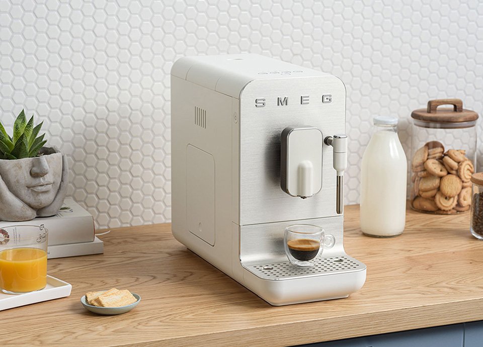 EAN 8017709334932 - Smeg BCC12WHMEU cafetera eléctrica Máquina espresso 1,4 L imagen 41