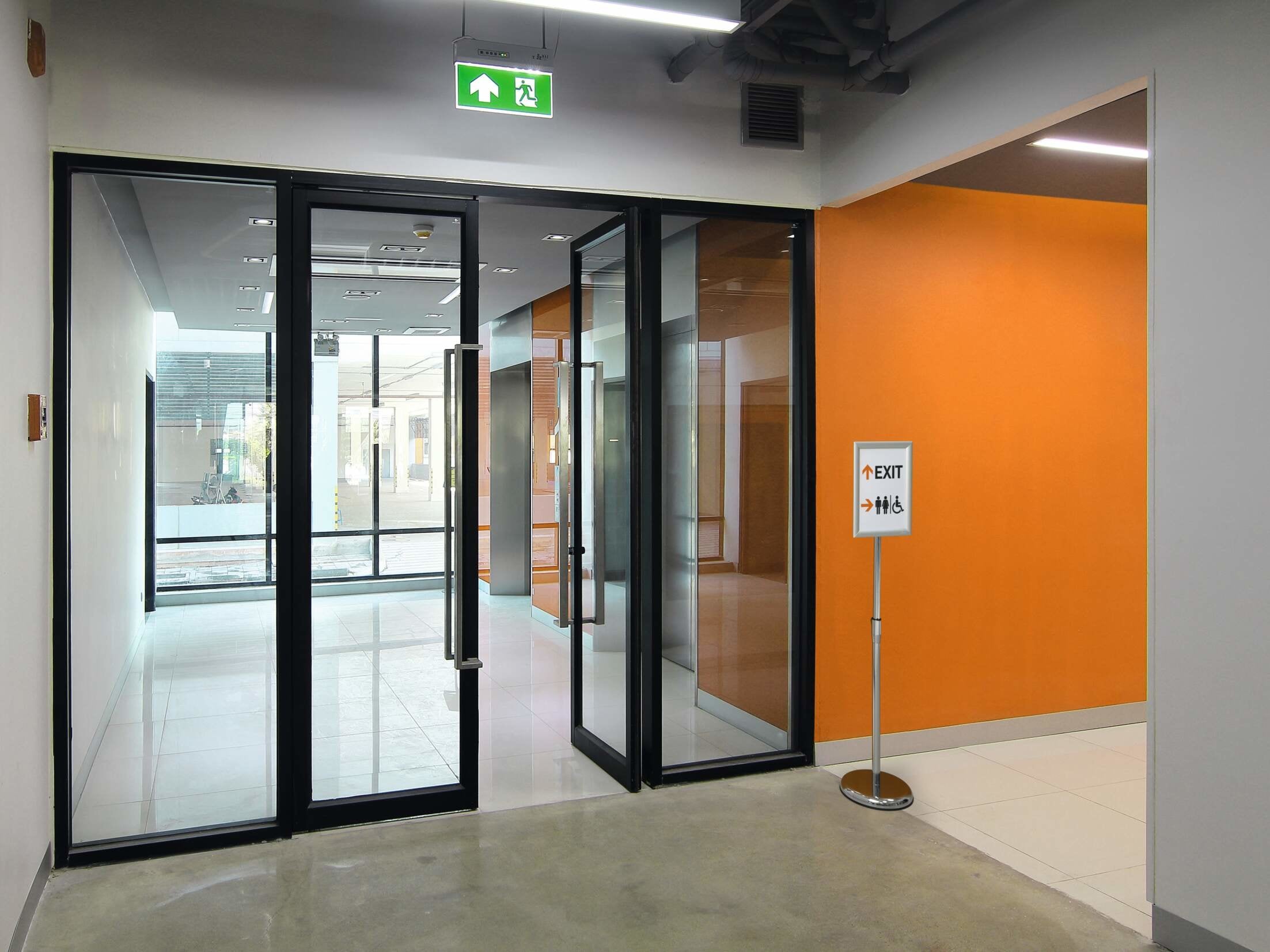 Soporte De Suelo Durable Info Marco De Aluminio A4 Plateado