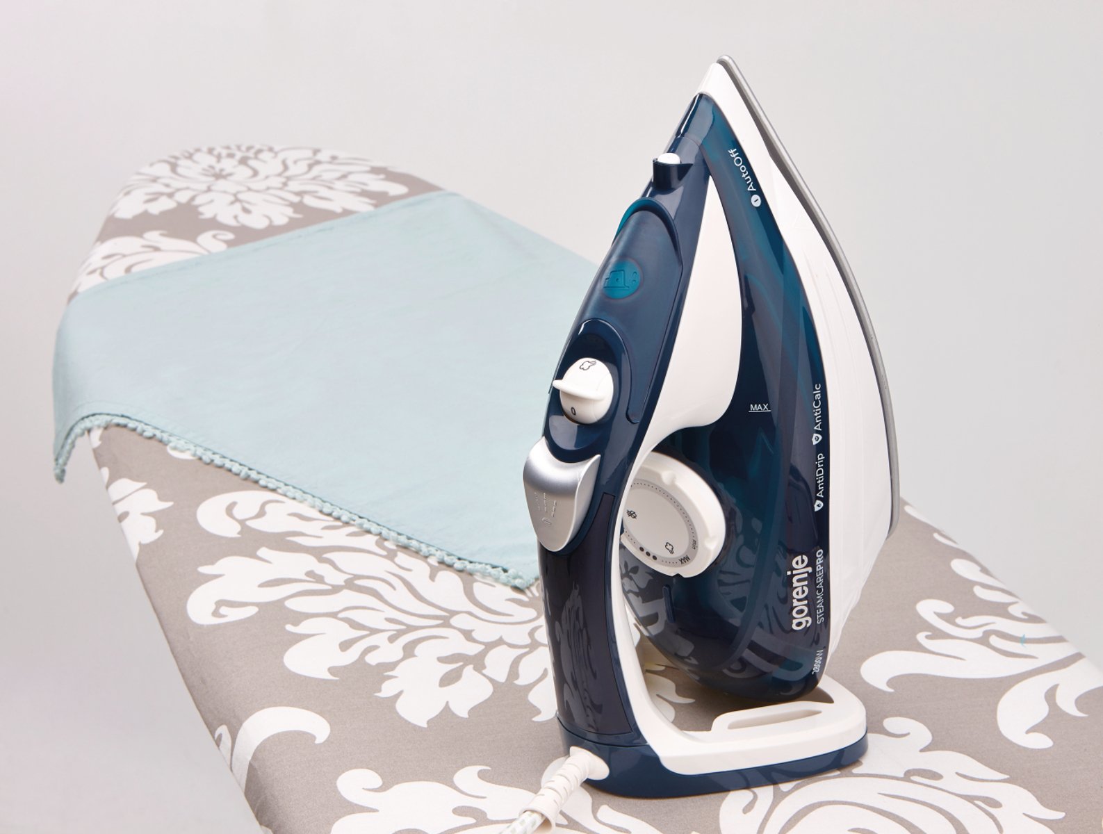 EAN 3838782404733 - Gorenje SIH2600BLC plancha Plancha a vapor Suela de cerámica 2600 W Azul imagen 2